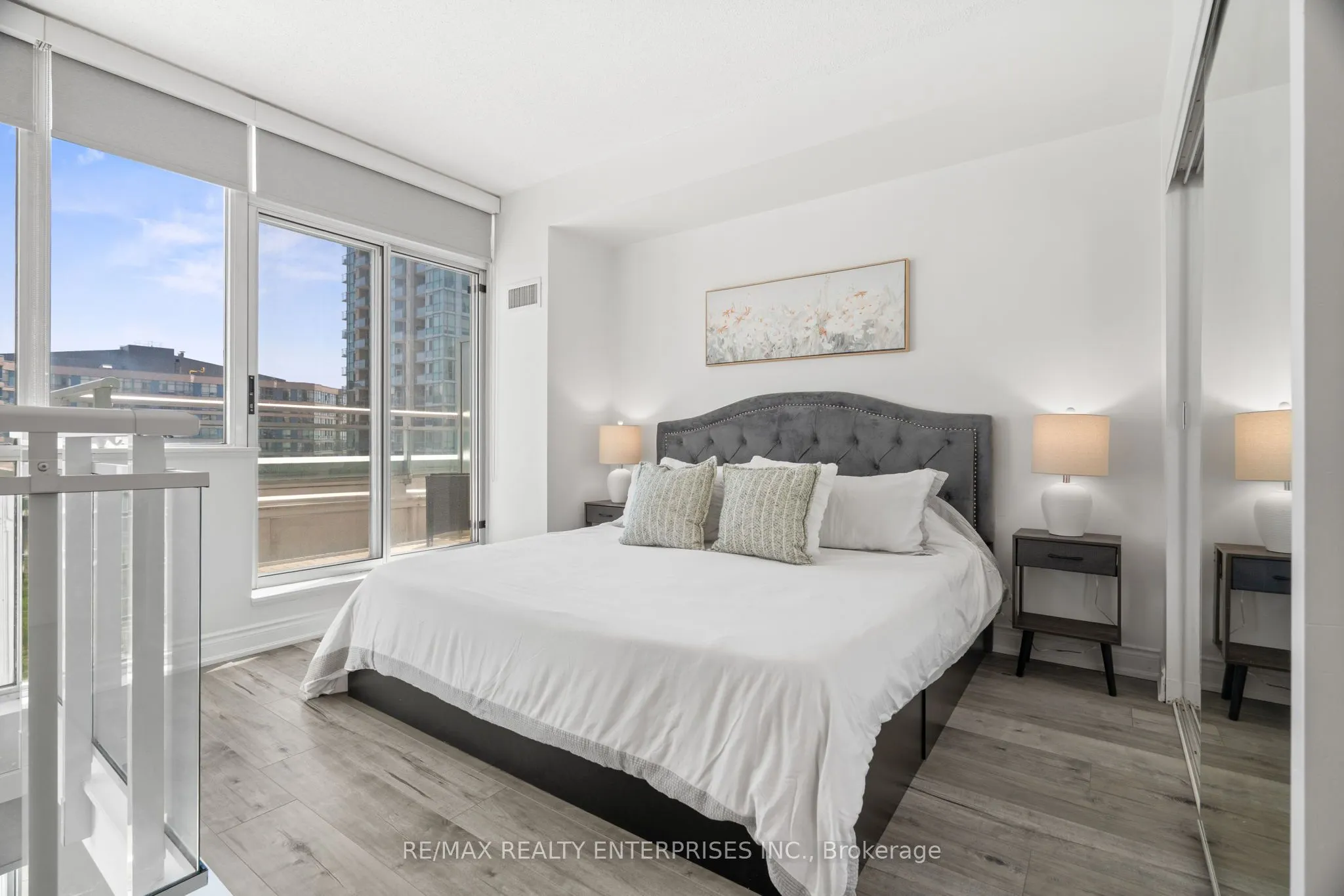 220 Burnhamthorpe Road W, #916