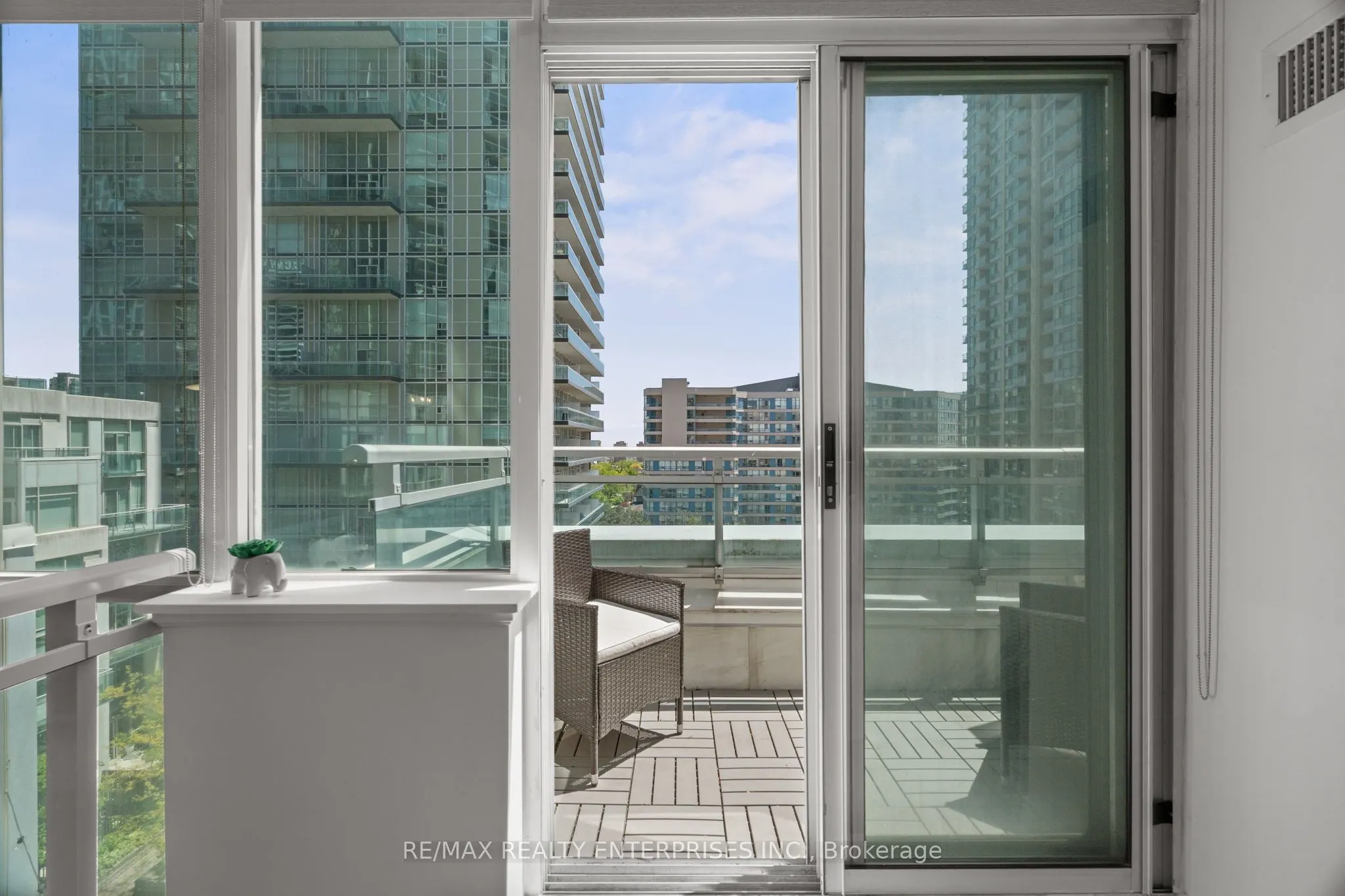 220 Burnhamthorpe Road W, #916