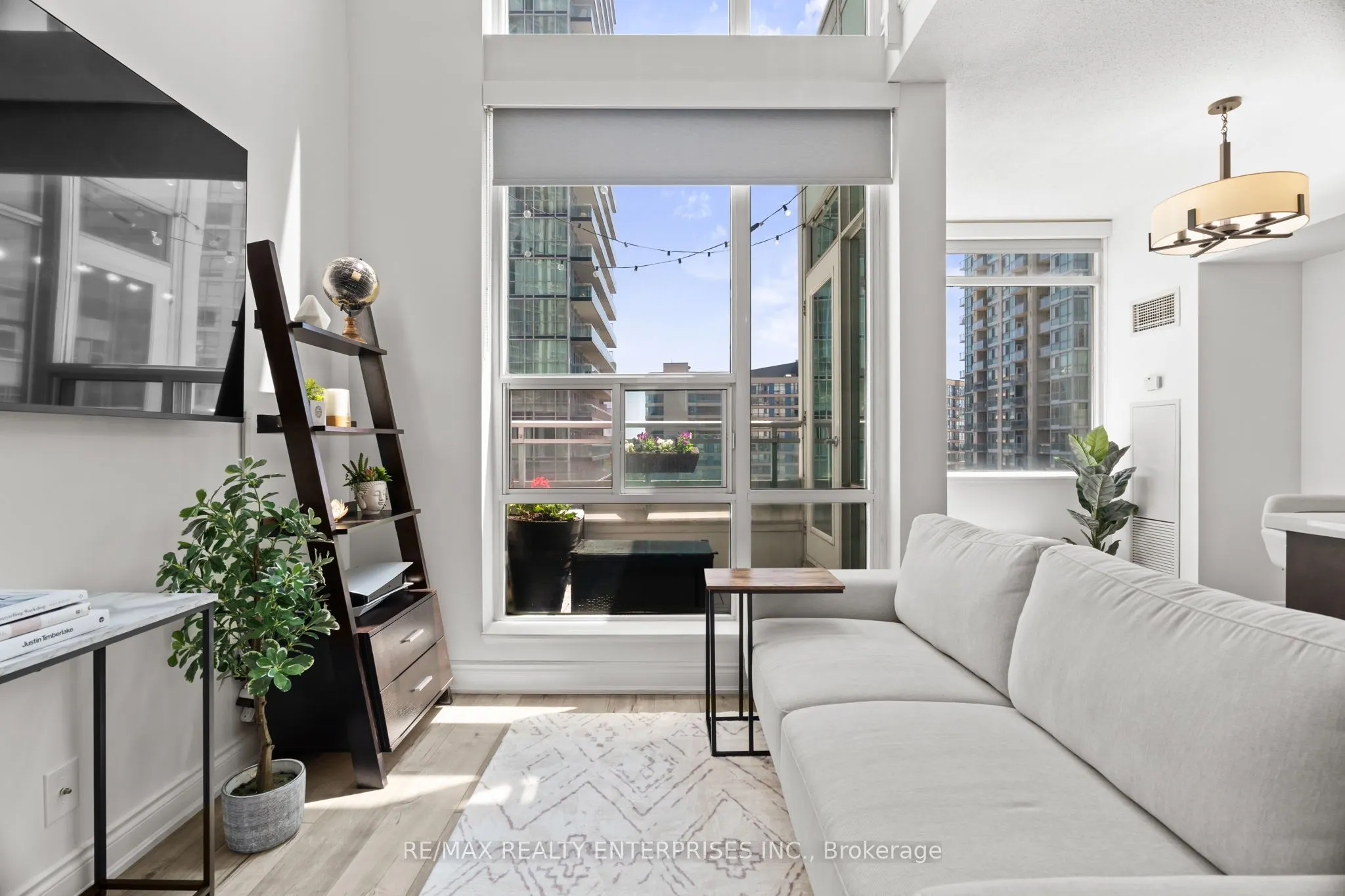220 Burnhamthorpe Road W, #916