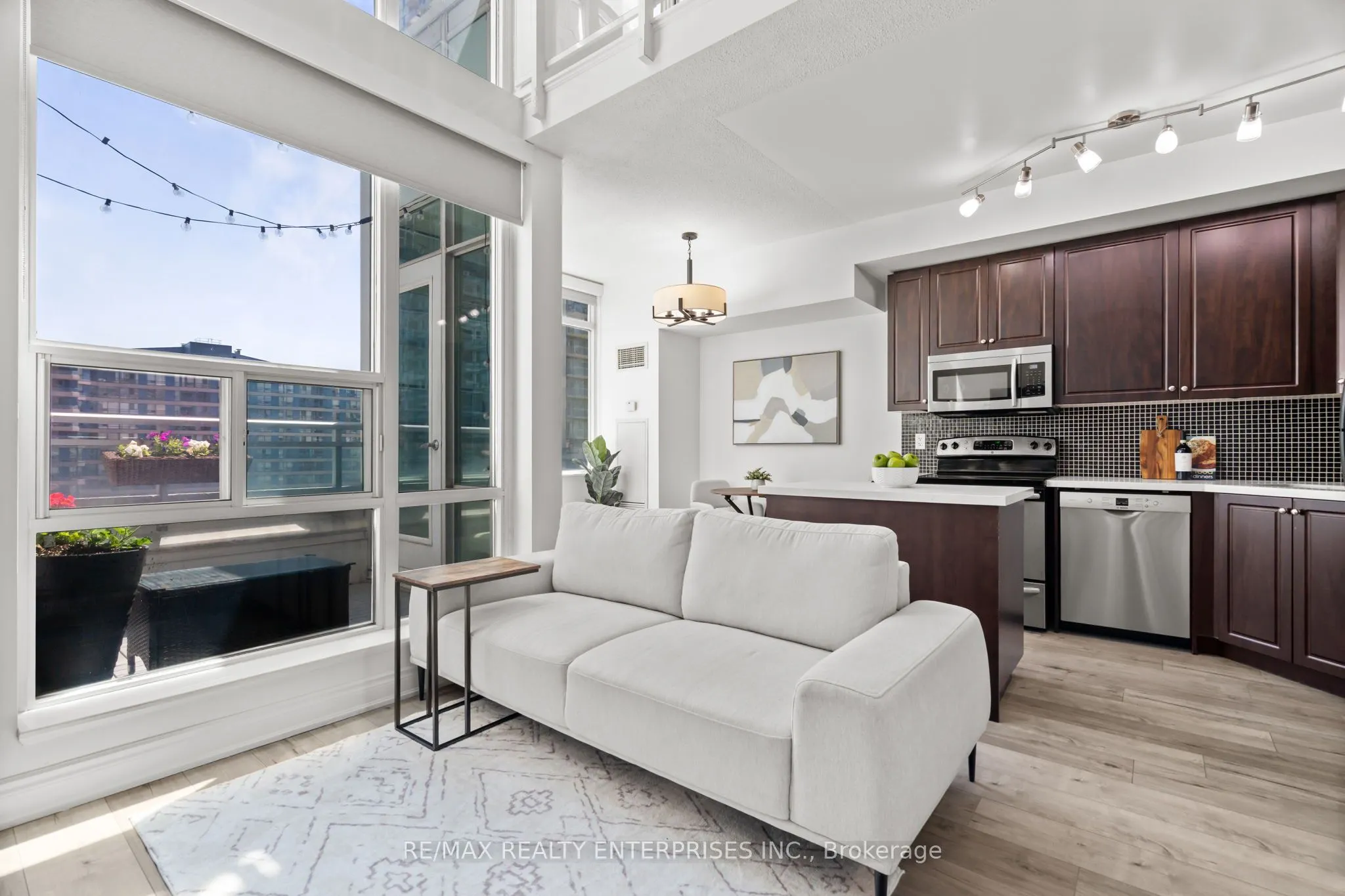 220 Burnhamthorpe Road W, #916