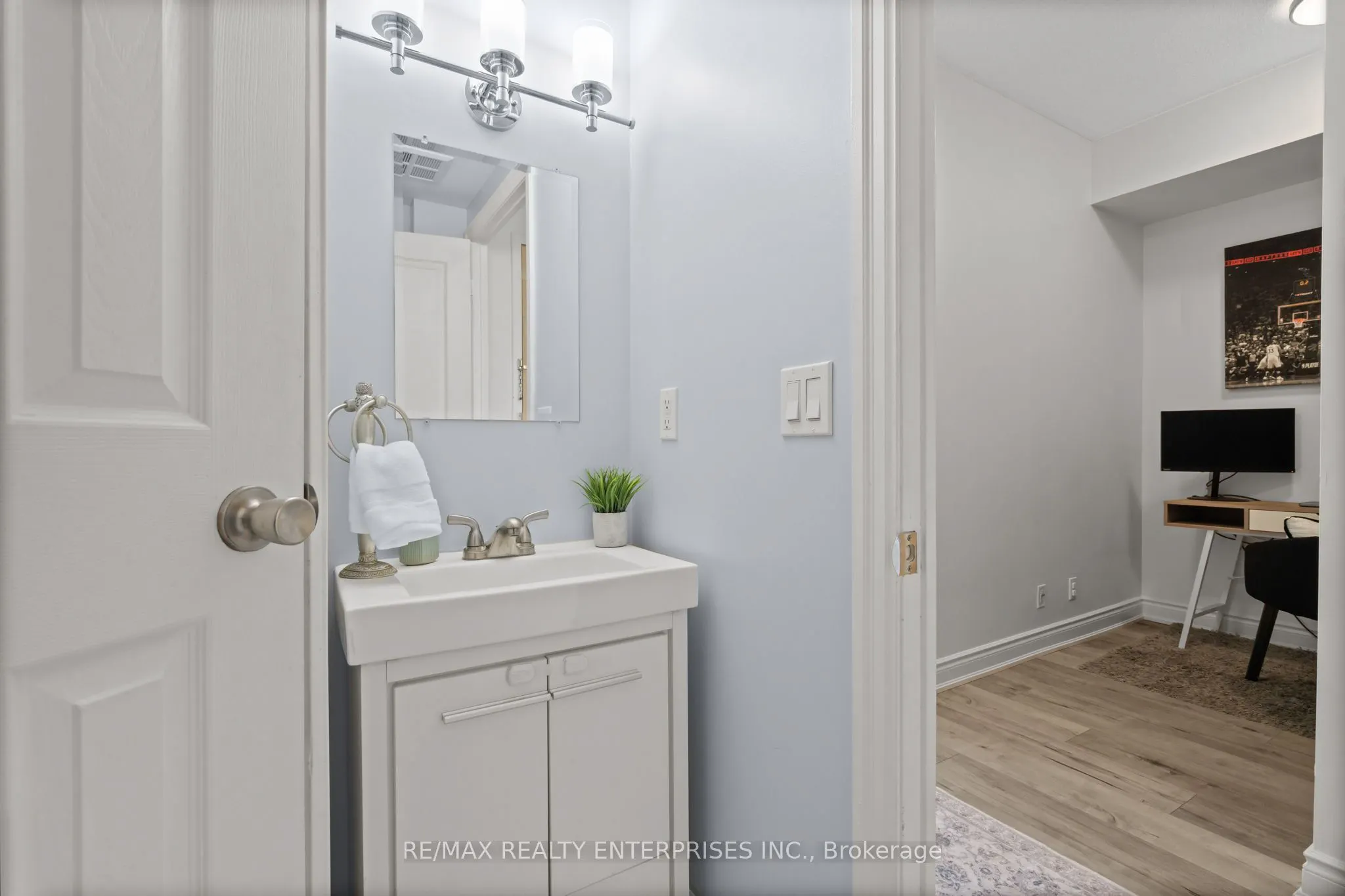 220 Burnhamthorpe Road W, #916