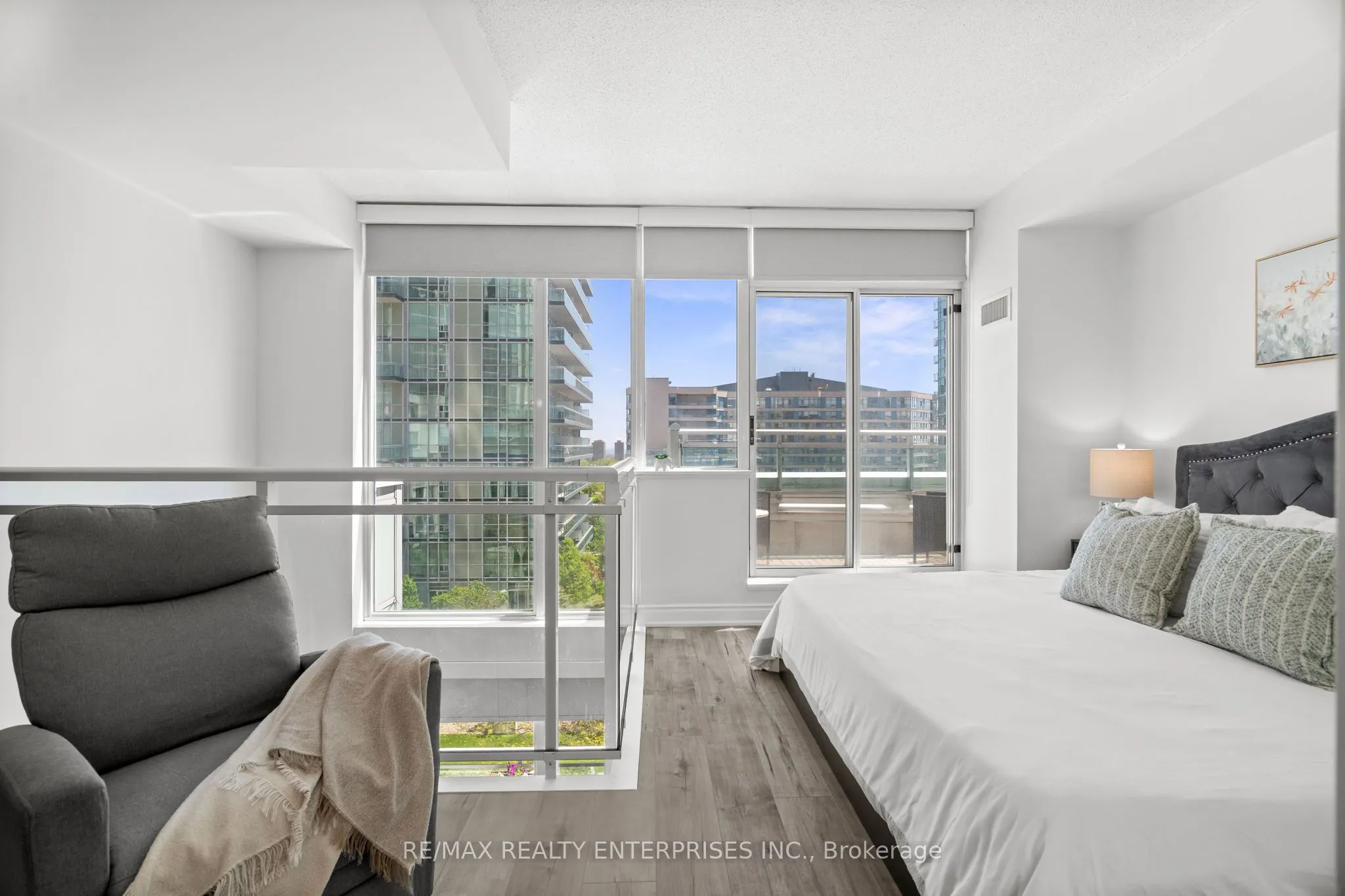 220 Burnhamthorpe Road W, #916