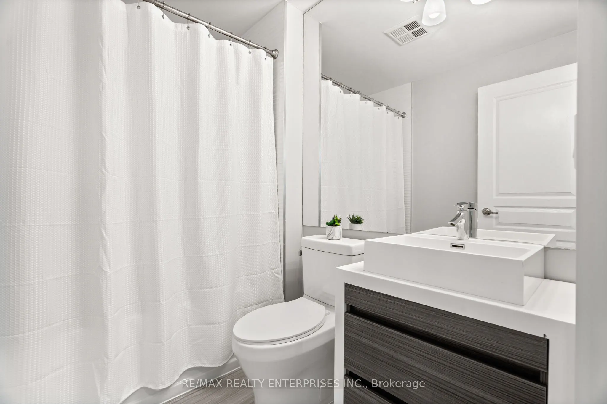 220 Burnhamthorpe Road W, #916
