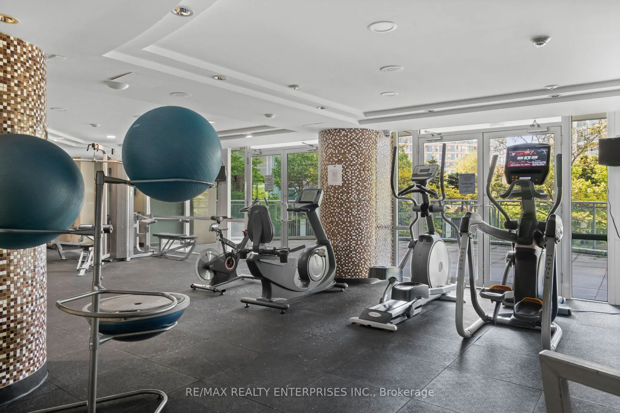 220 Burnhamthorpe Road W, #916