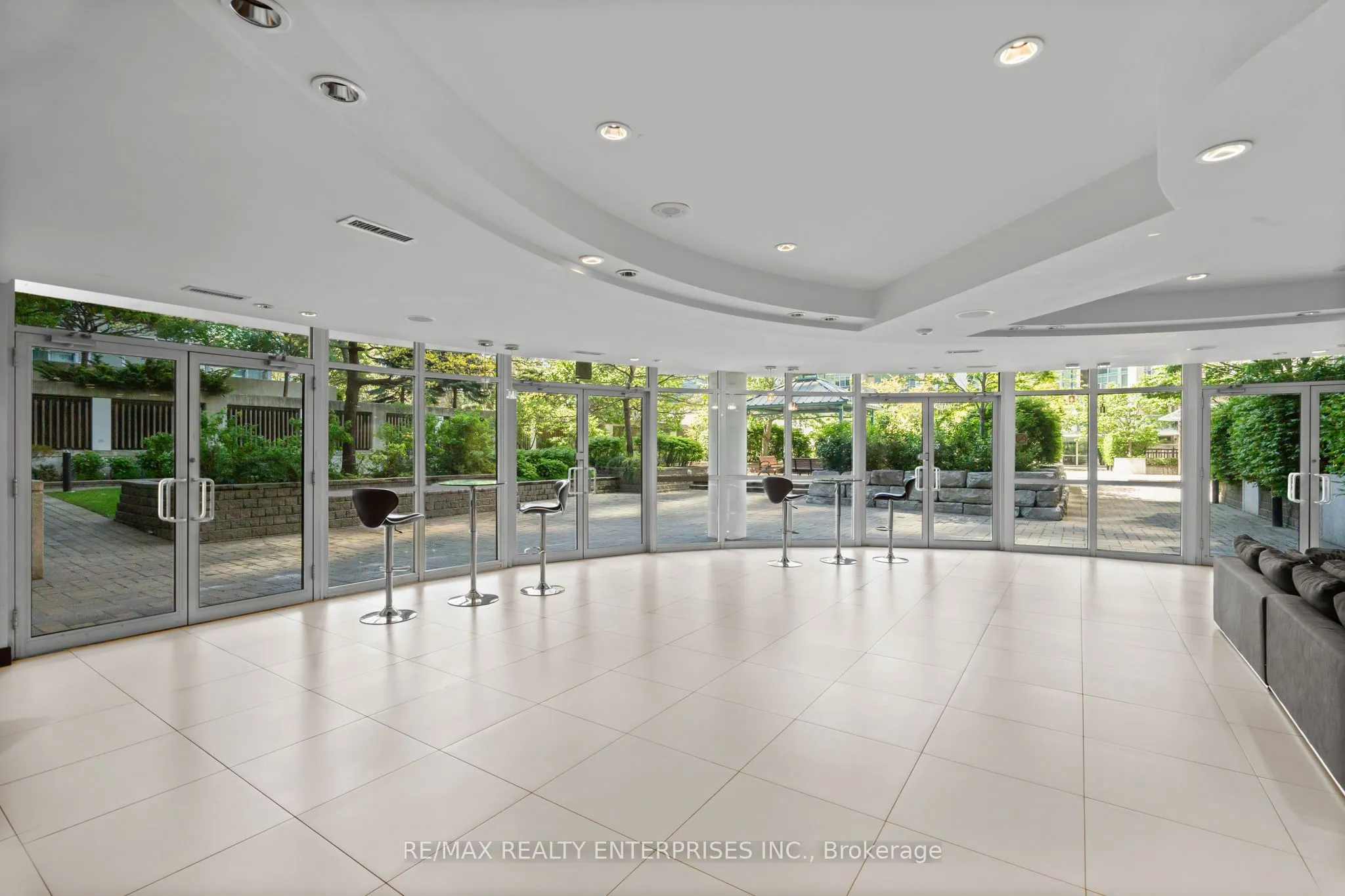 220 Burnhamthorpe Road W, #916