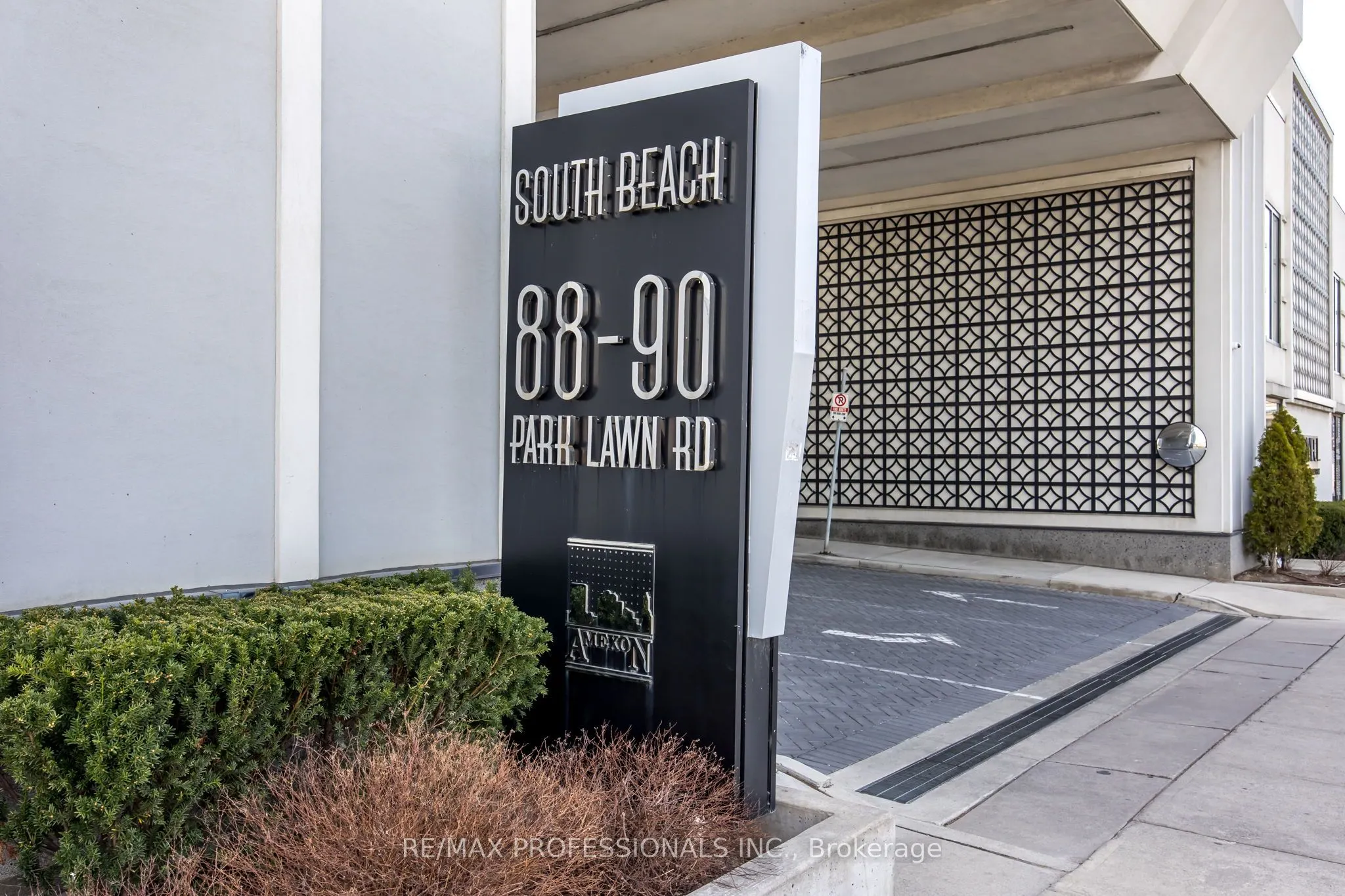 88 Park Lawn Road, #911