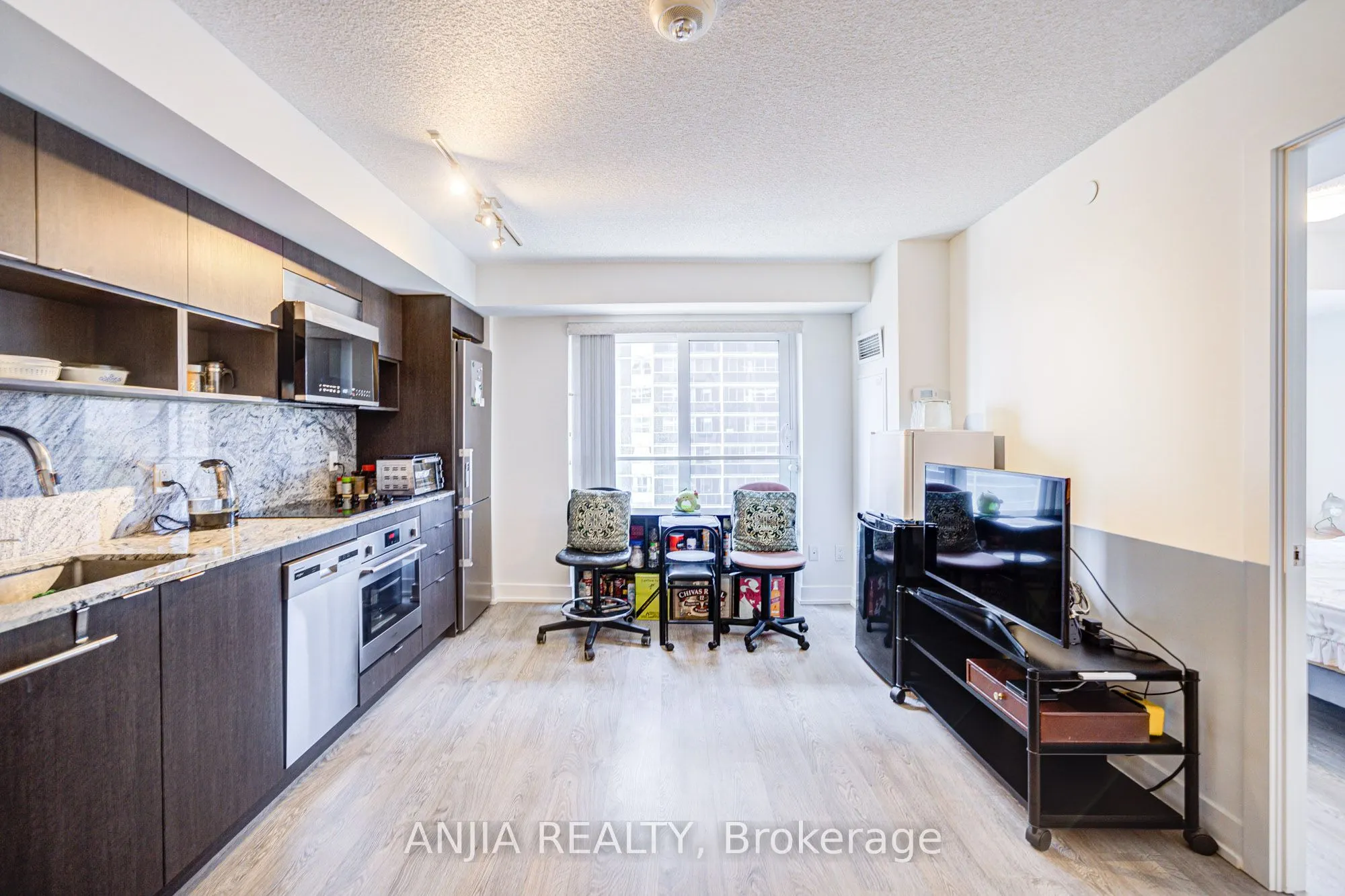 9 Mabelle Avenue, #1526