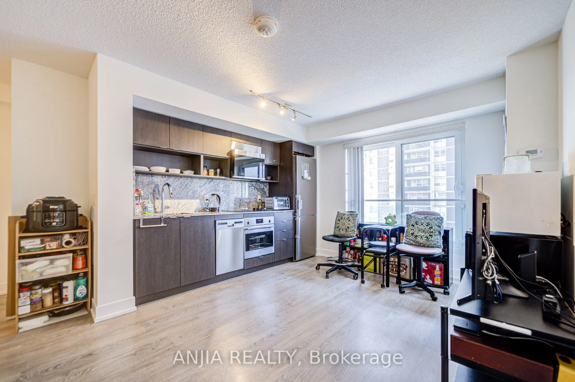 9 Mabelle Avenue, #1526