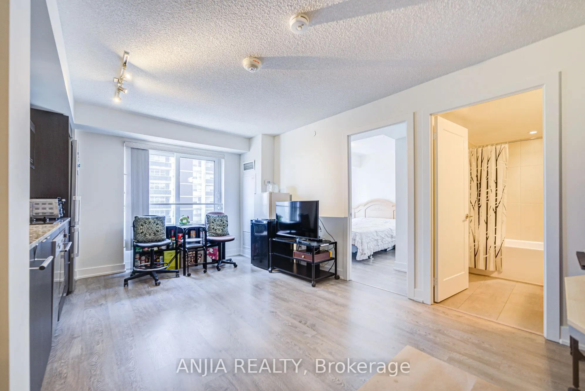 9 Mabelle Avenue, #1526