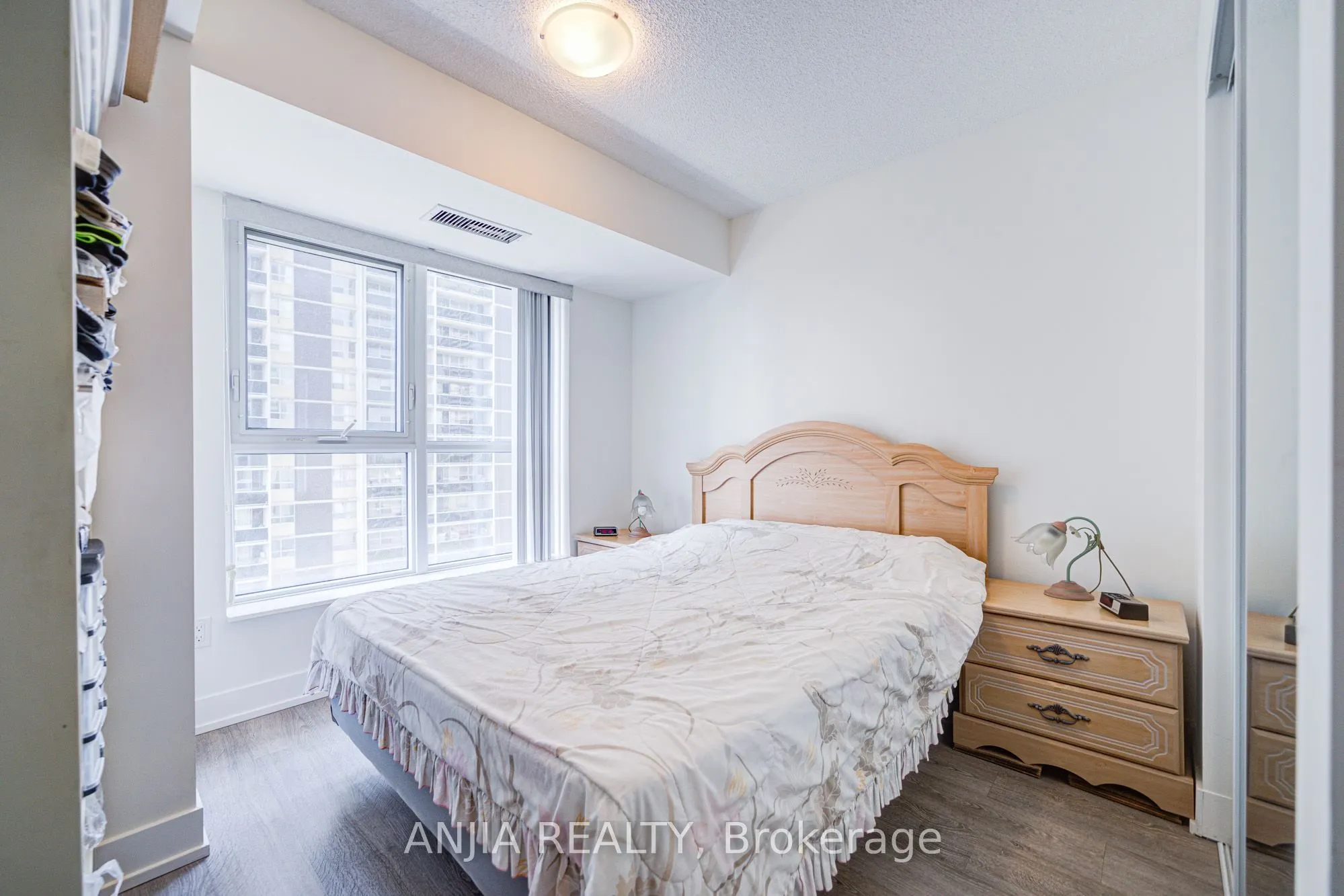 9 Mabelle Avenue, #1526