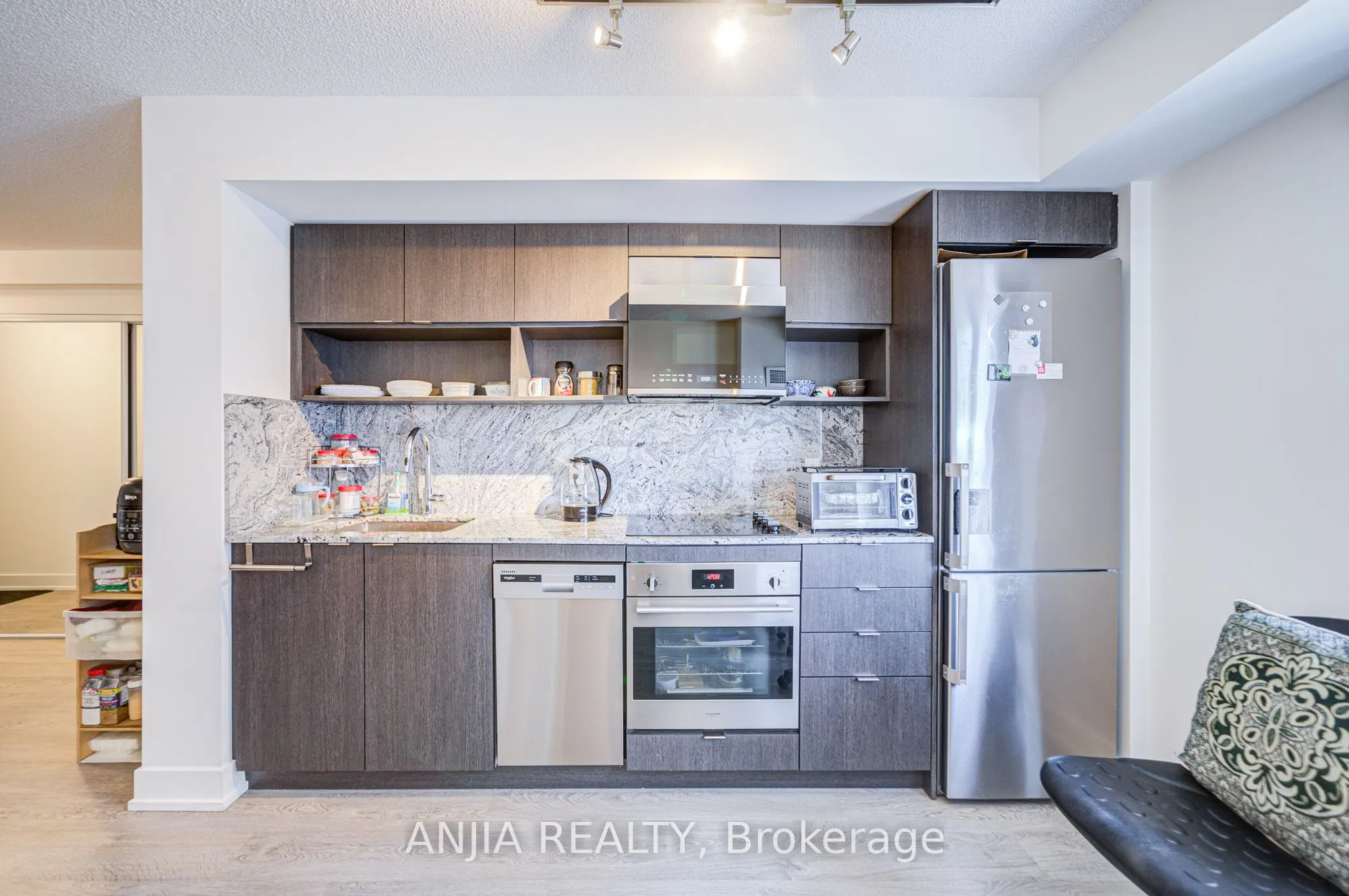 9 Mabelle Avenue, #1526