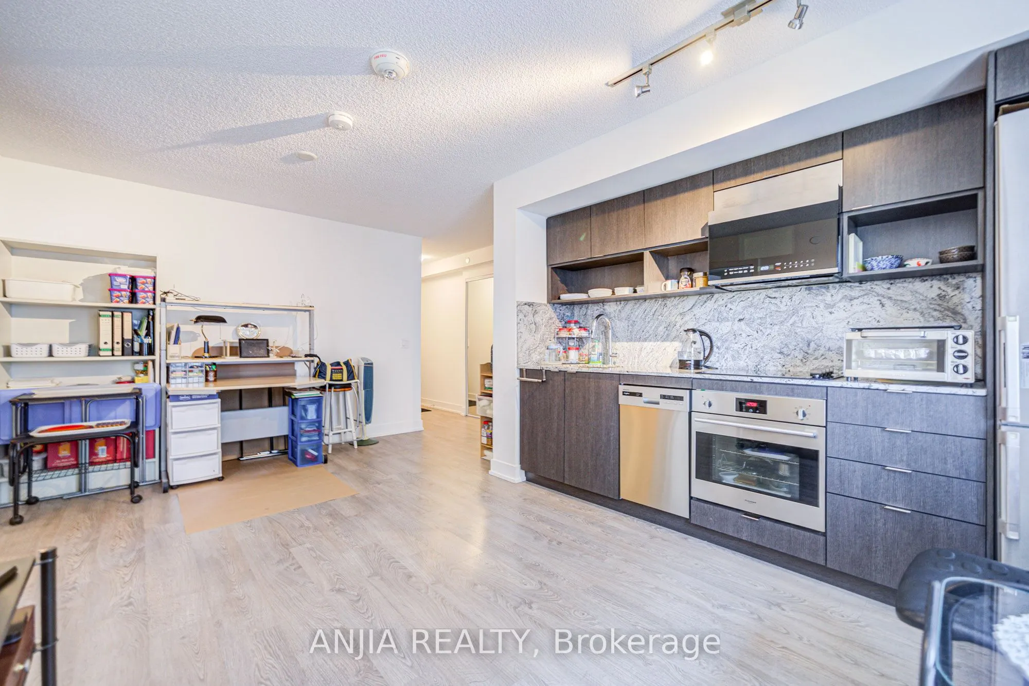 9 Mabelle Avenue, #1526