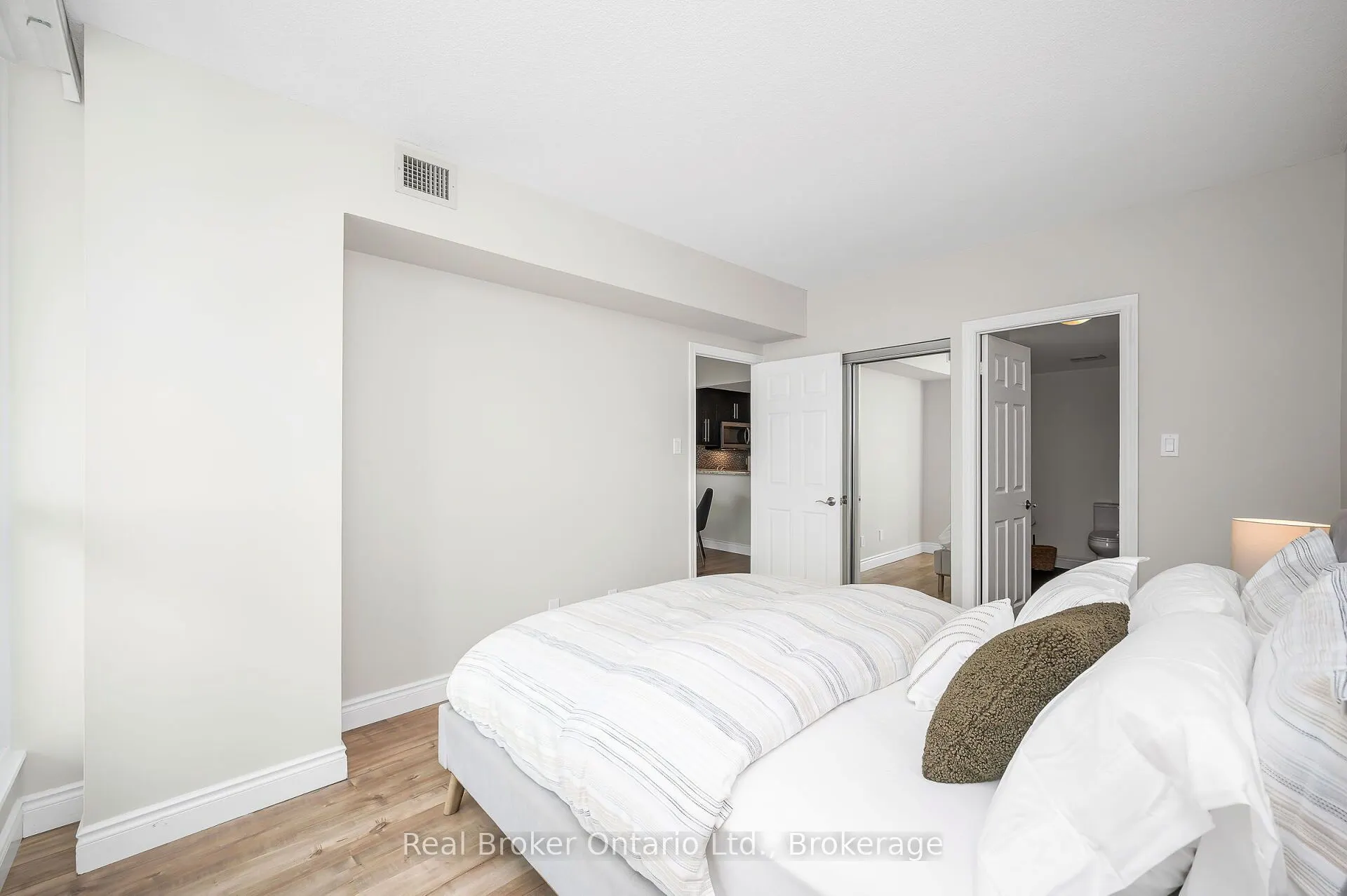 415 Locust Street, #406