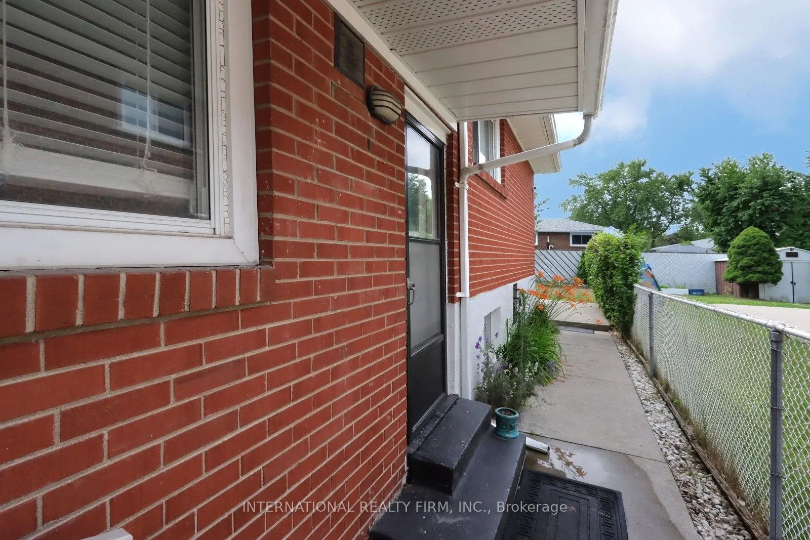 3352 Queen Frederica Drive