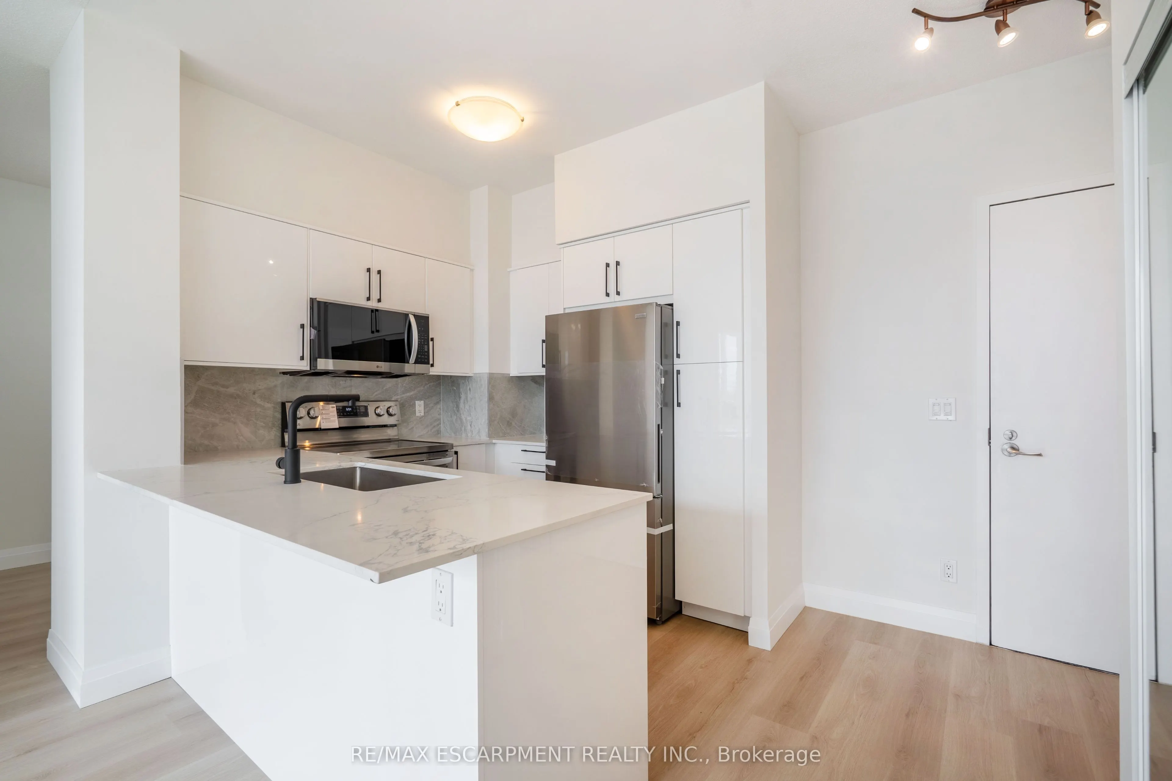 2230 Lake shore Boulevard W, #303