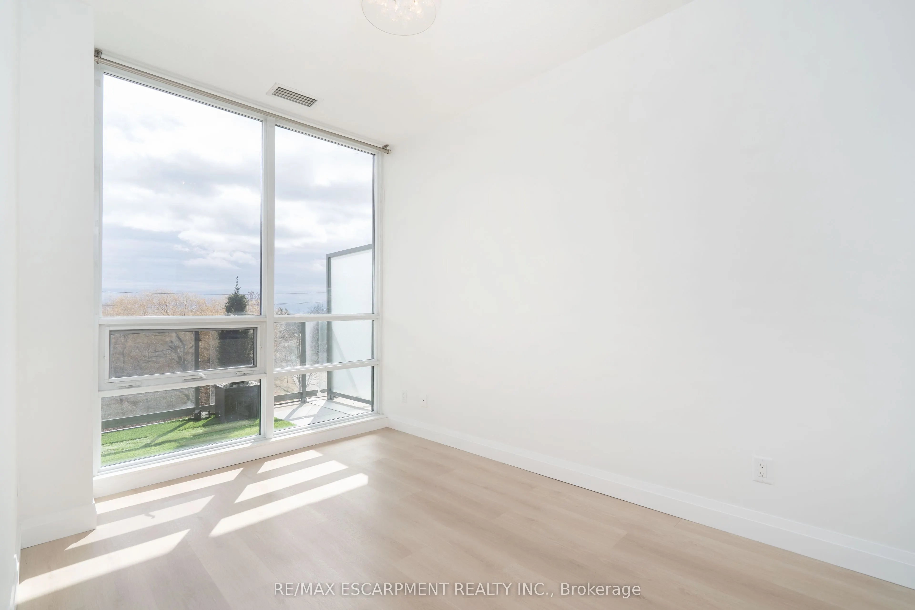 2230 Lake shore Boulevard W, #303