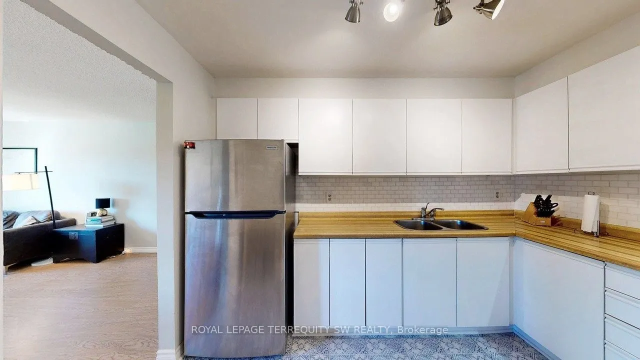 3835 Lake Shore Boulevard W, #210