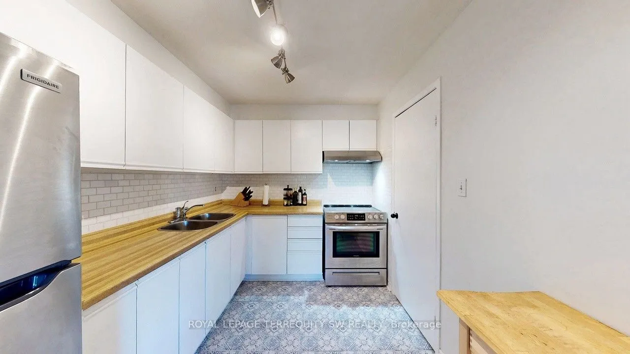 3835 Lake Shore Boulevard W, #210