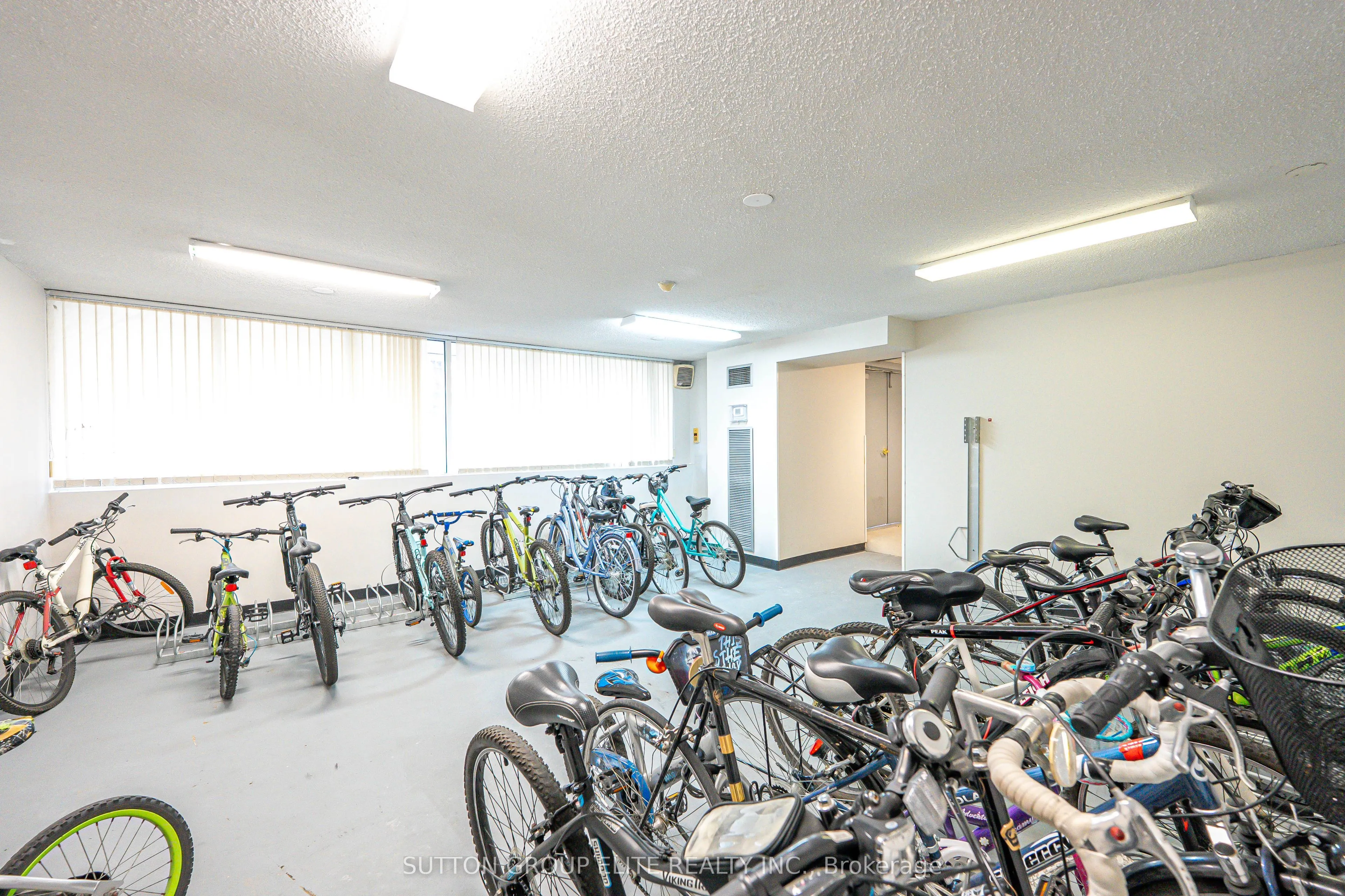 3590 Kaneff Crescent, #1203