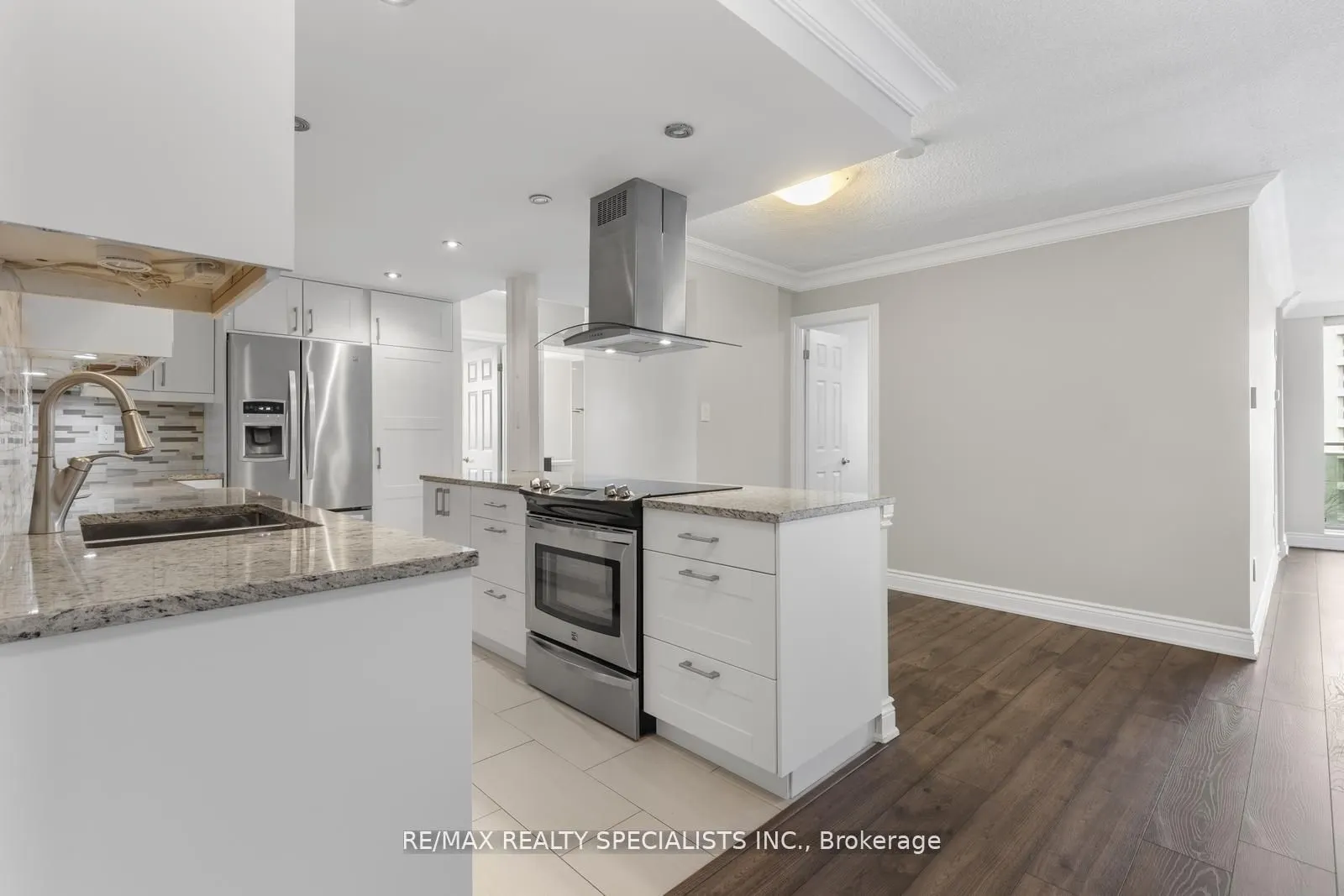 820 Burnhamthorpe Road, #803