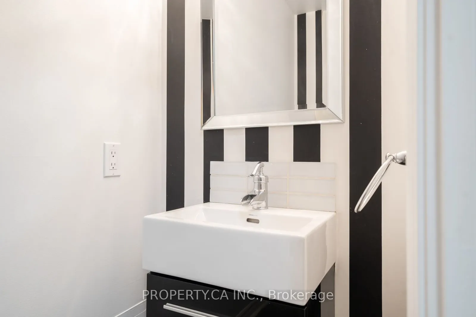 2111 Lakeshore Boulevard W, #105