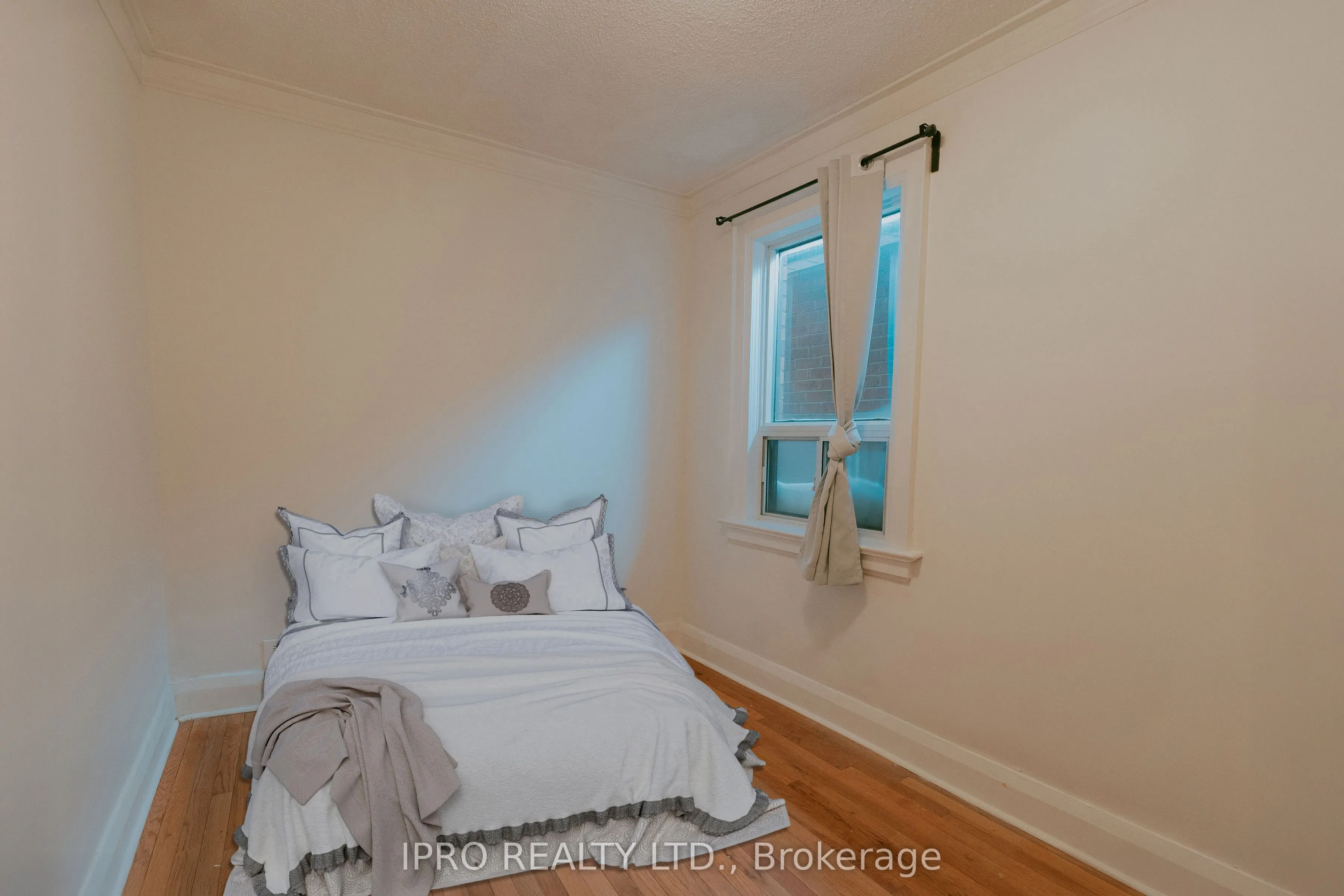 183 Livingstone Avenue W