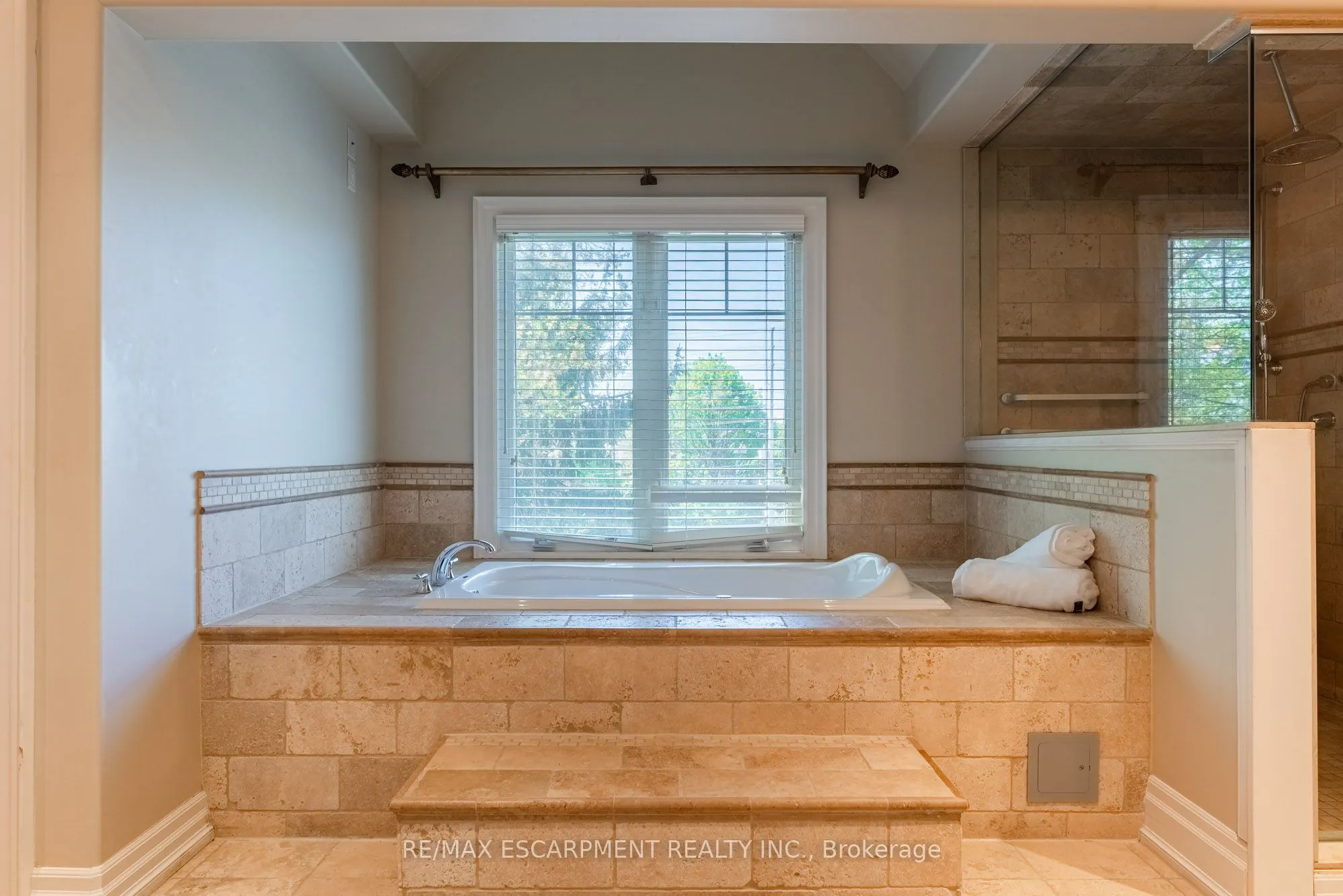 1034 Lakeshore Road W