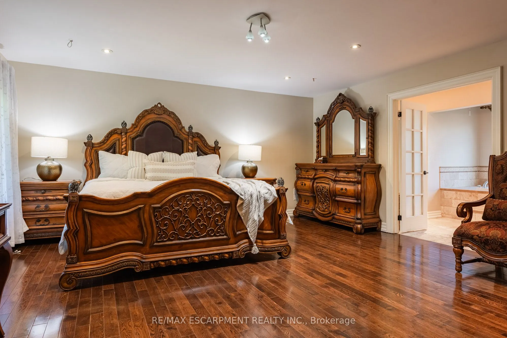 1034 Lakeshore Road W