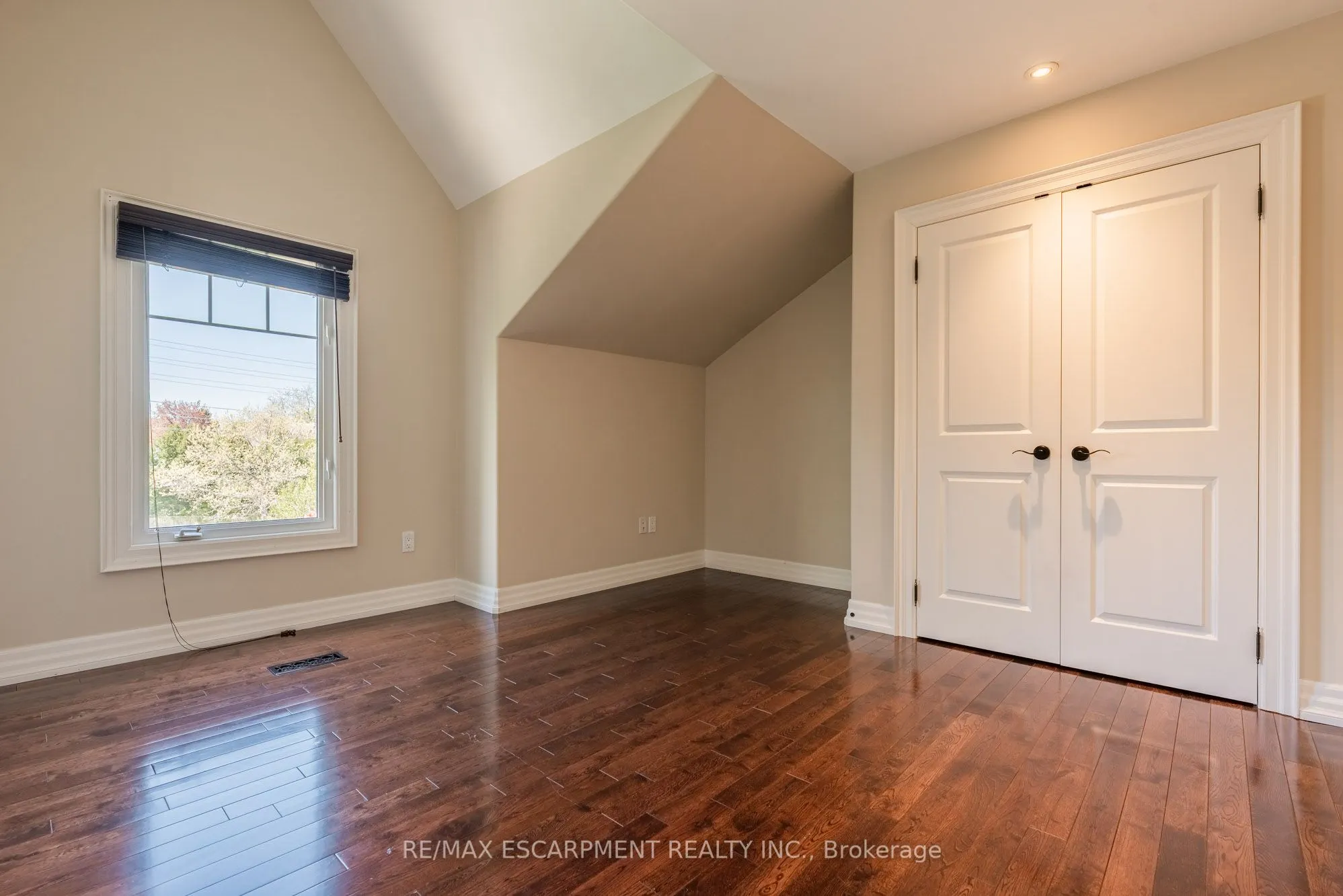 1034 Lakeshore Road W