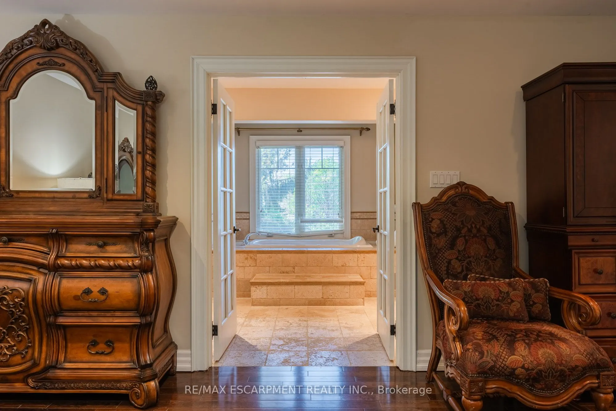 1034 Lakeshore Road W