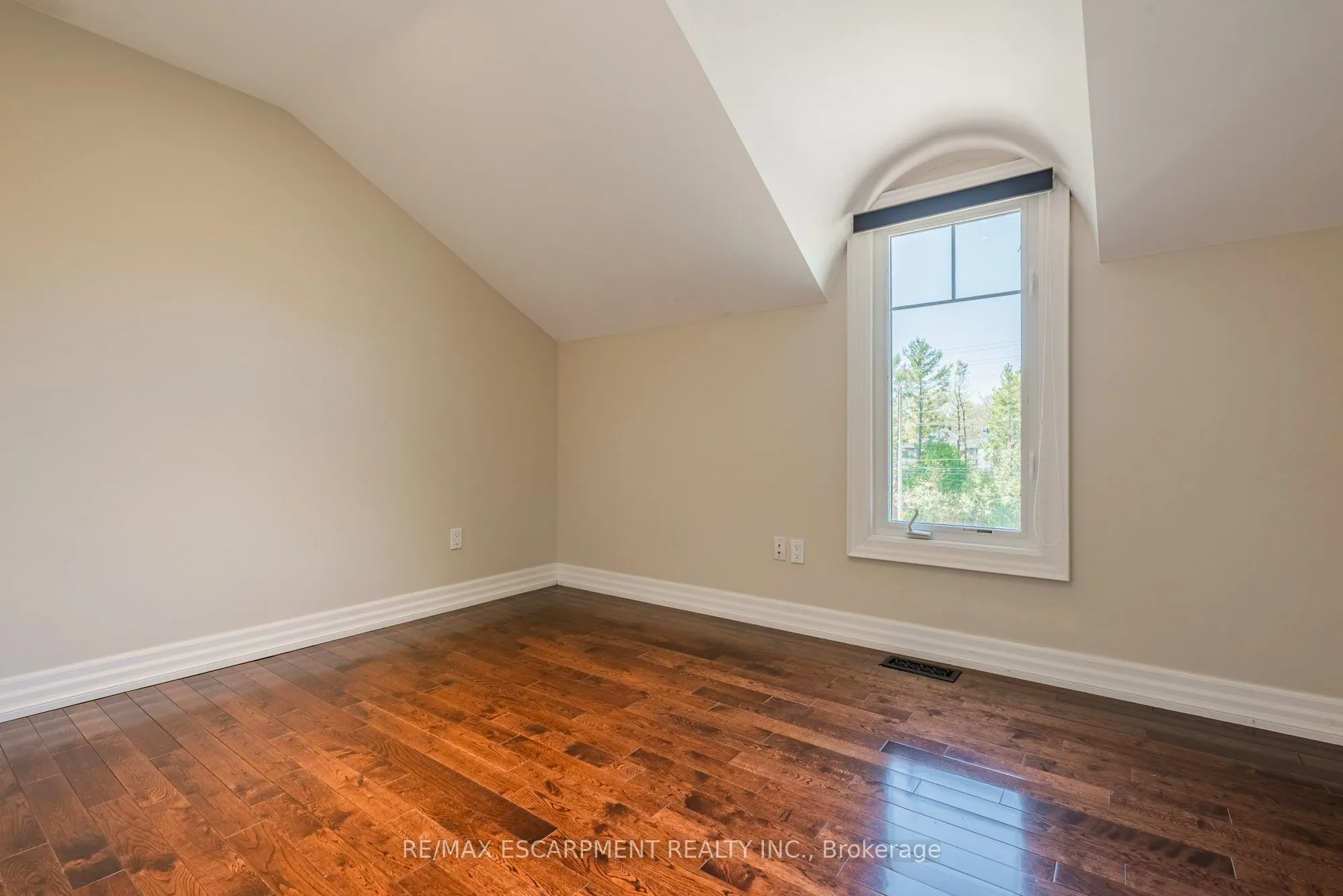 1034 Lakeshore Road W