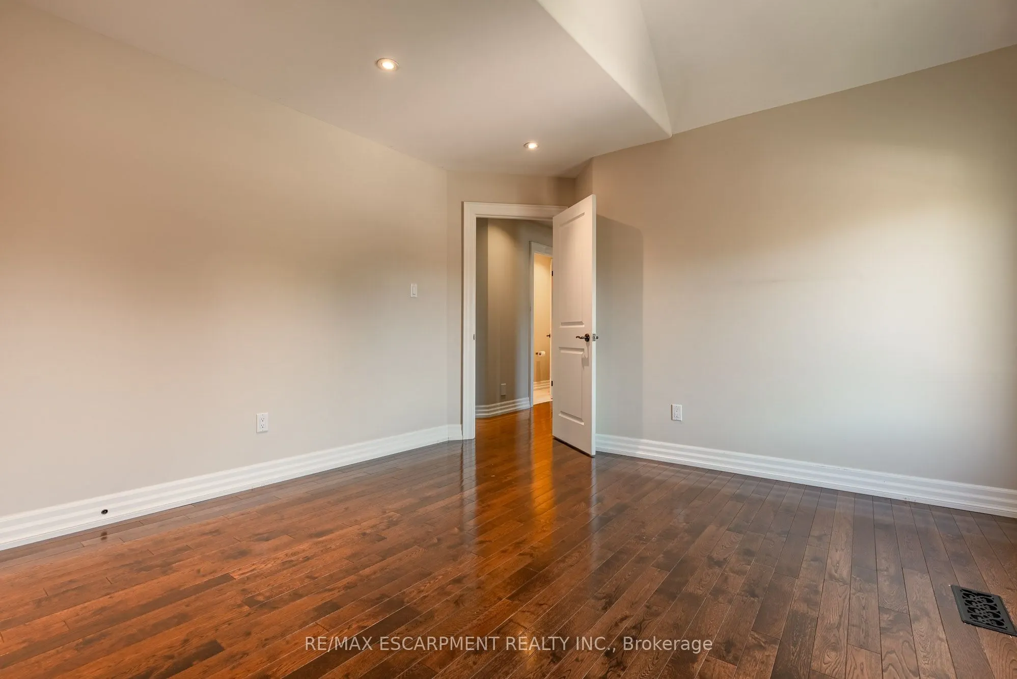 1034 Lakeshore Road W