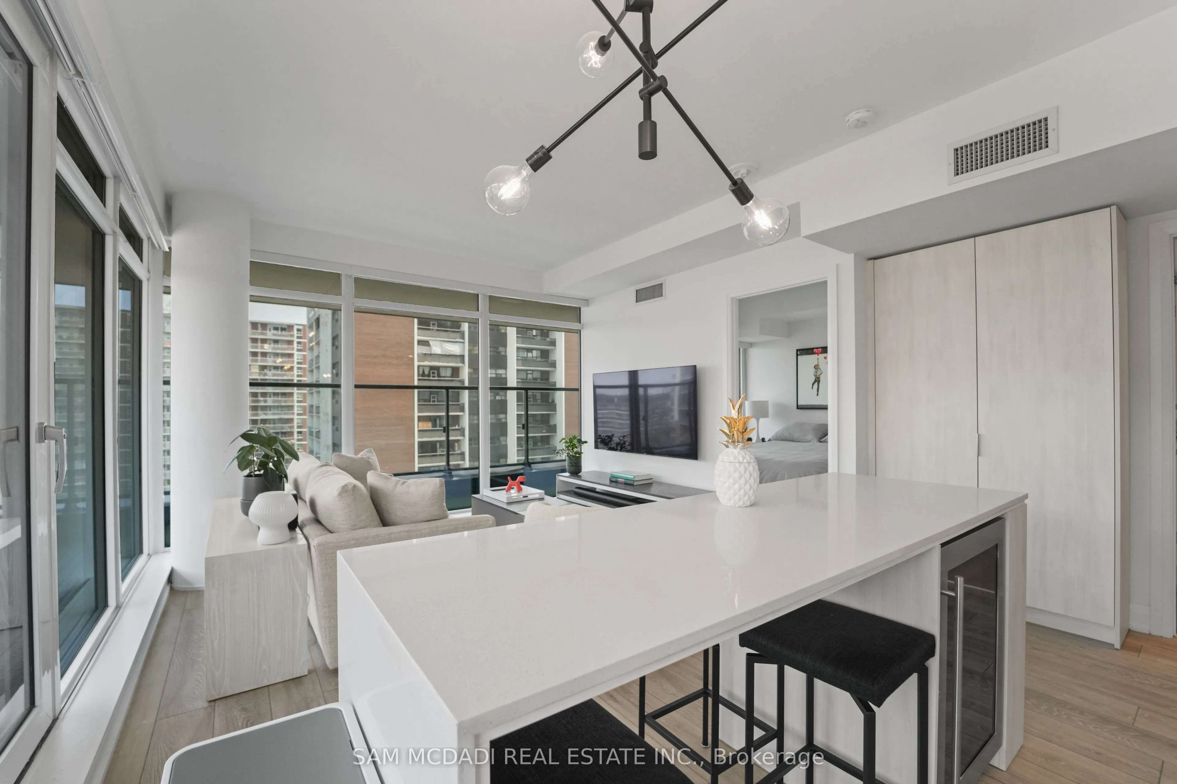 21 PARK Street E, #815