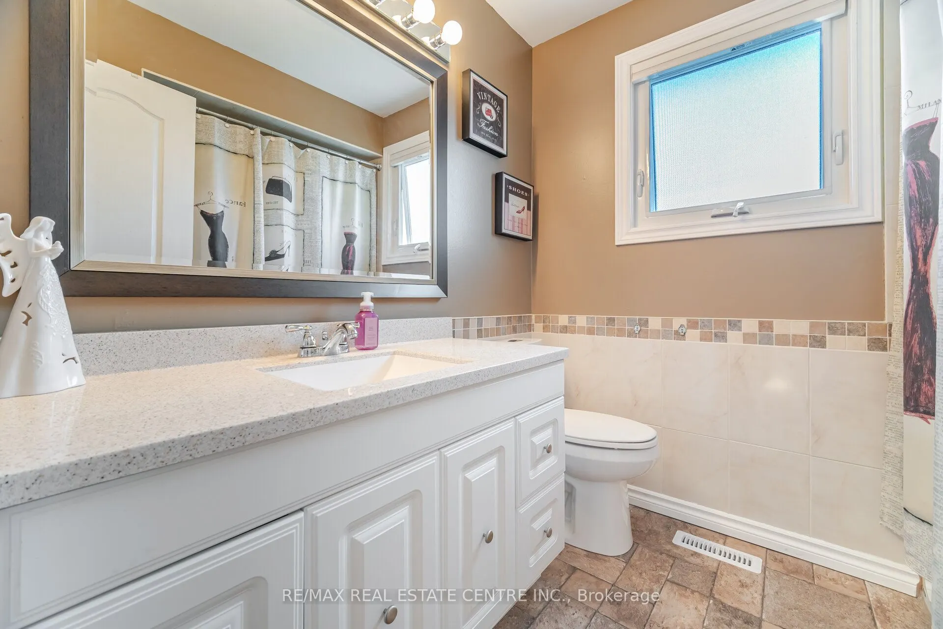 583 Moorelands Crescent
