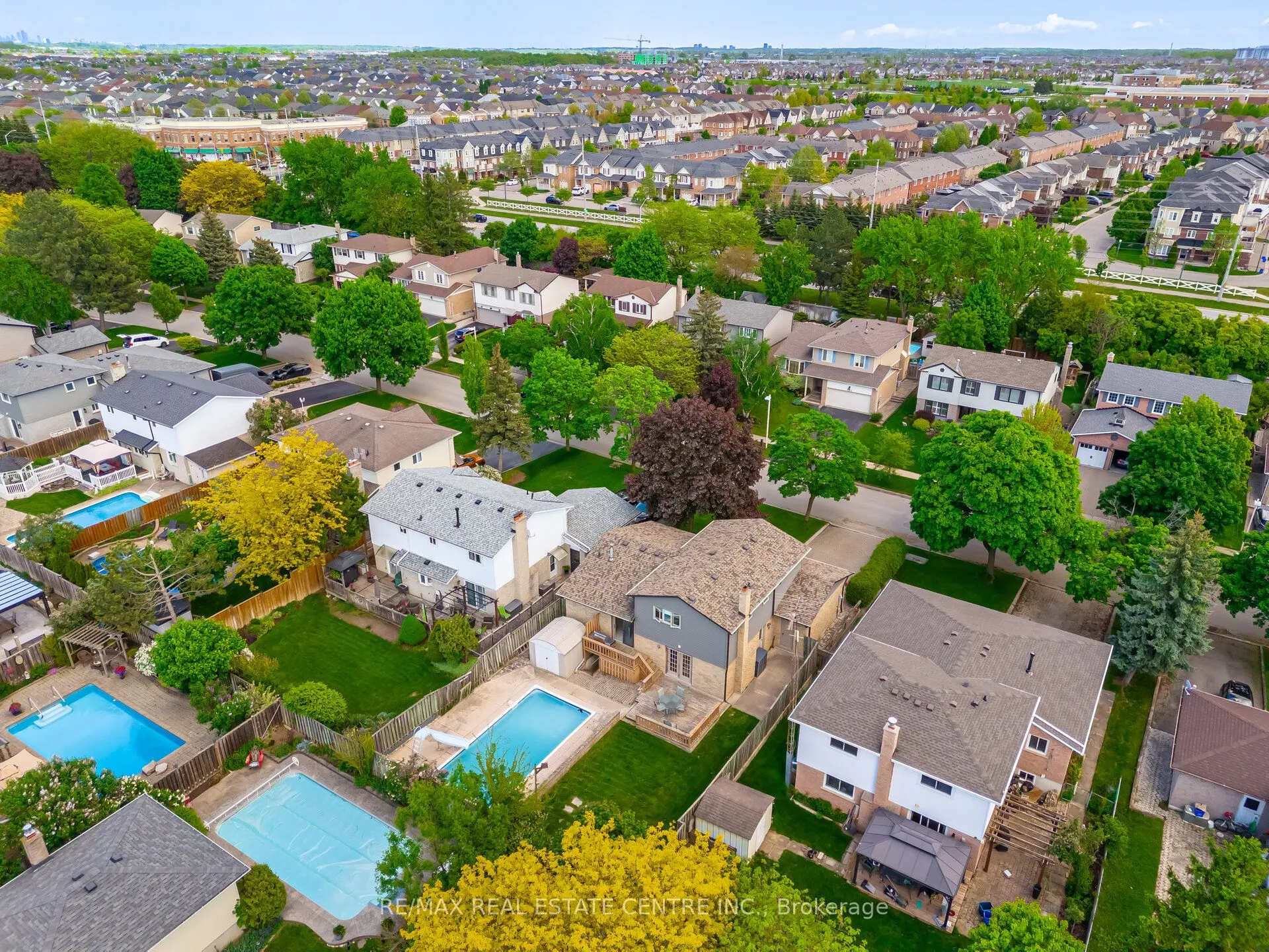 583 Moorelands Crescent