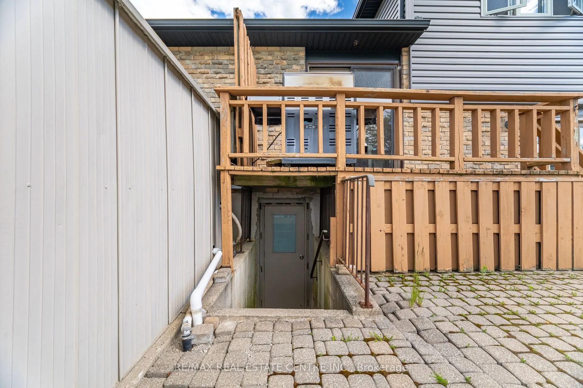 583 Moorelands Crescent