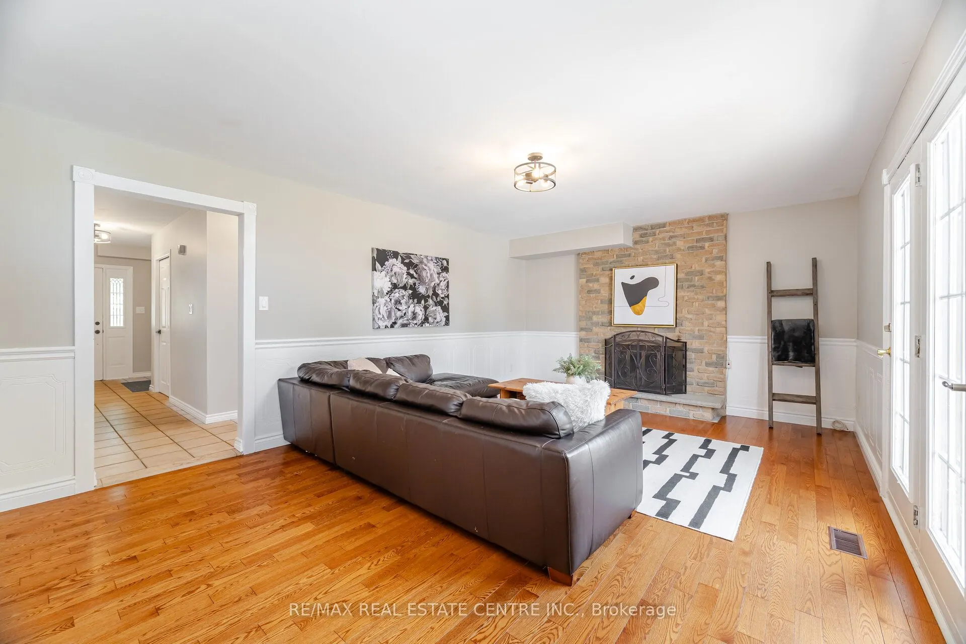 583 Moorelands Crescent