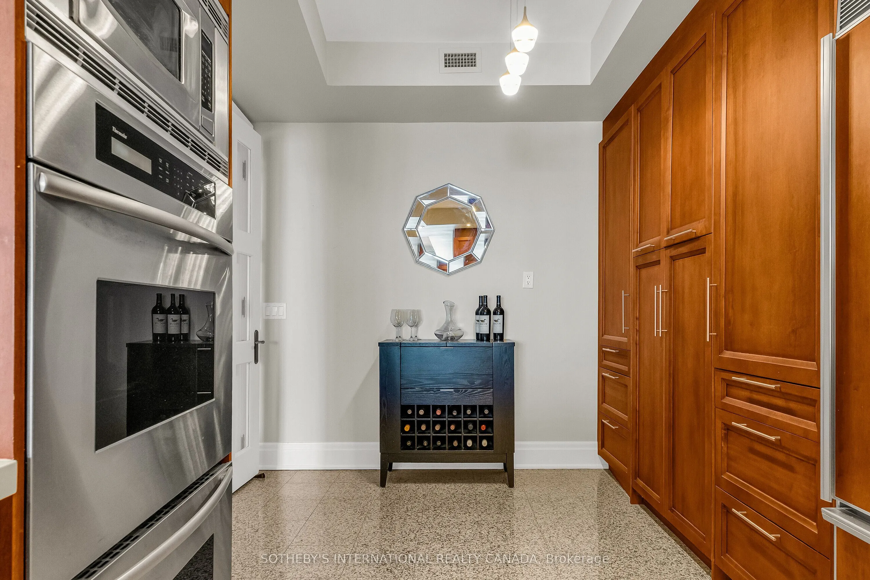 2095 Lake Shore Boulevard W, #818