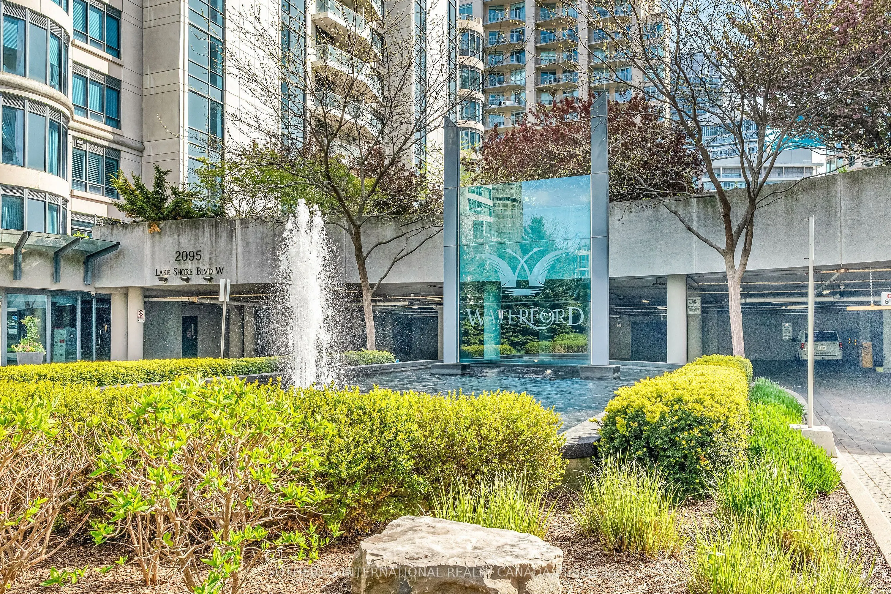 2095 Lake Shore Boulevard W, #818