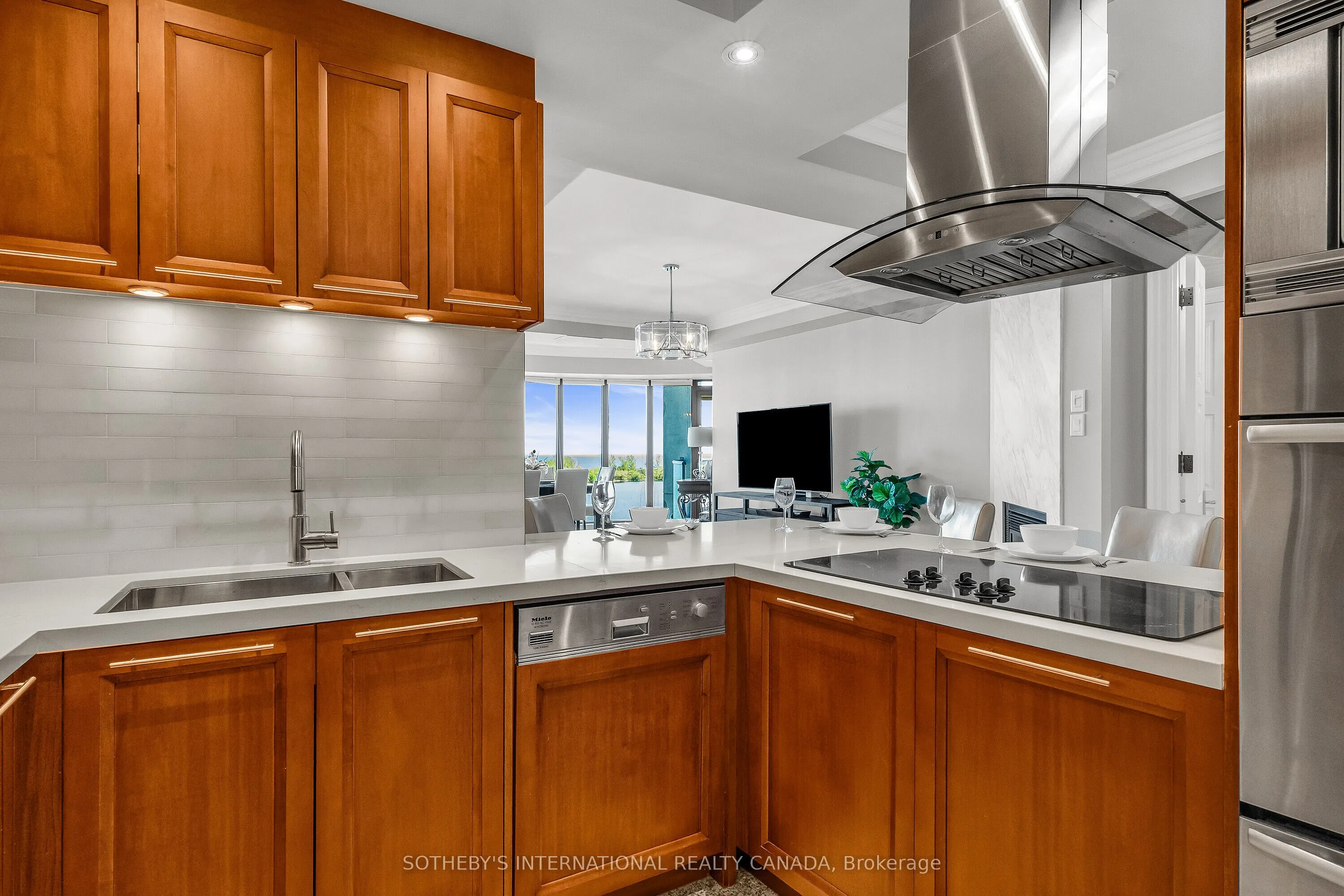 2095 Lake Shore Boulevard W, #818