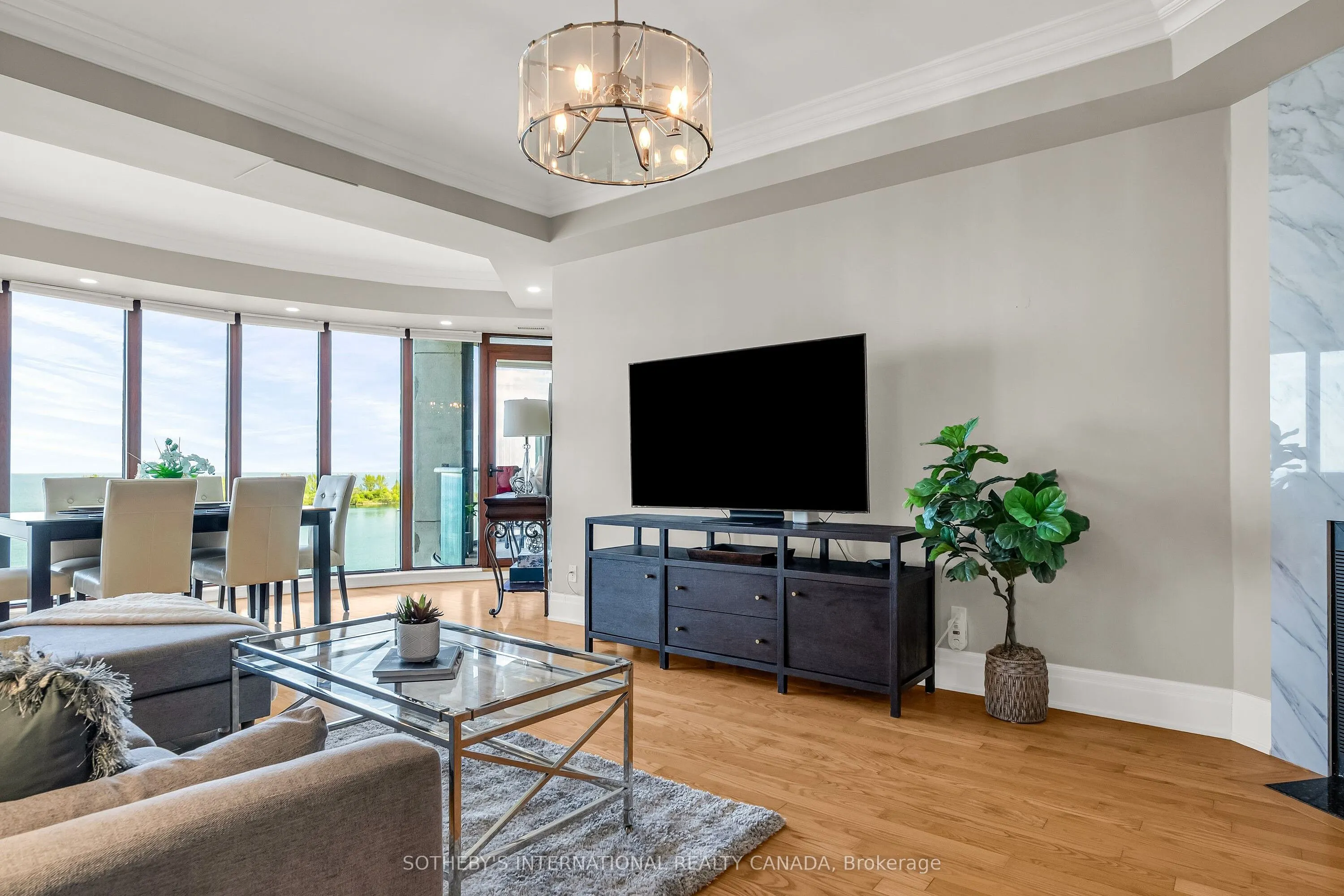 2095 Lake Shore Boulevard W, #818