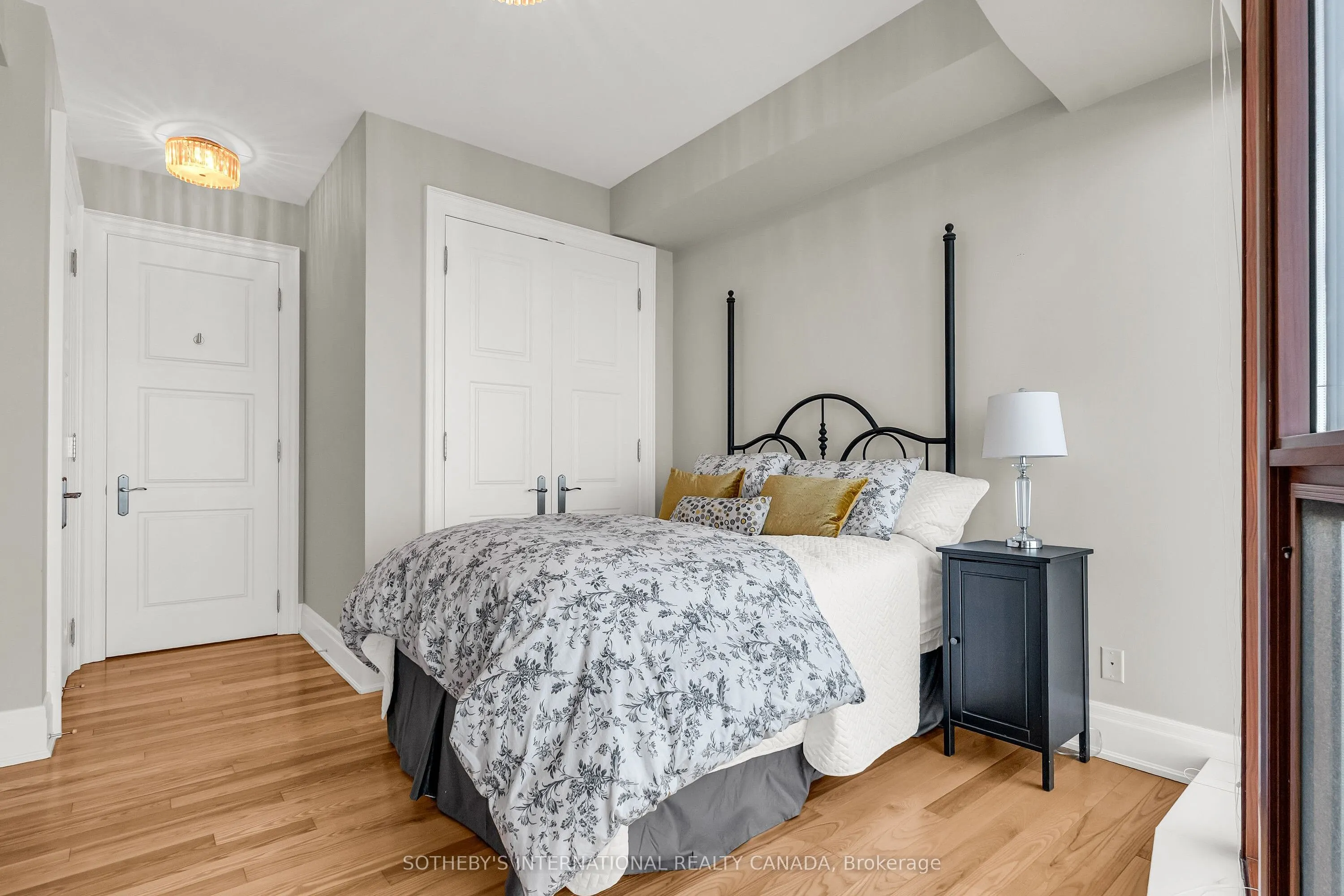 2095 Lake Shore Boulevard W, #818
