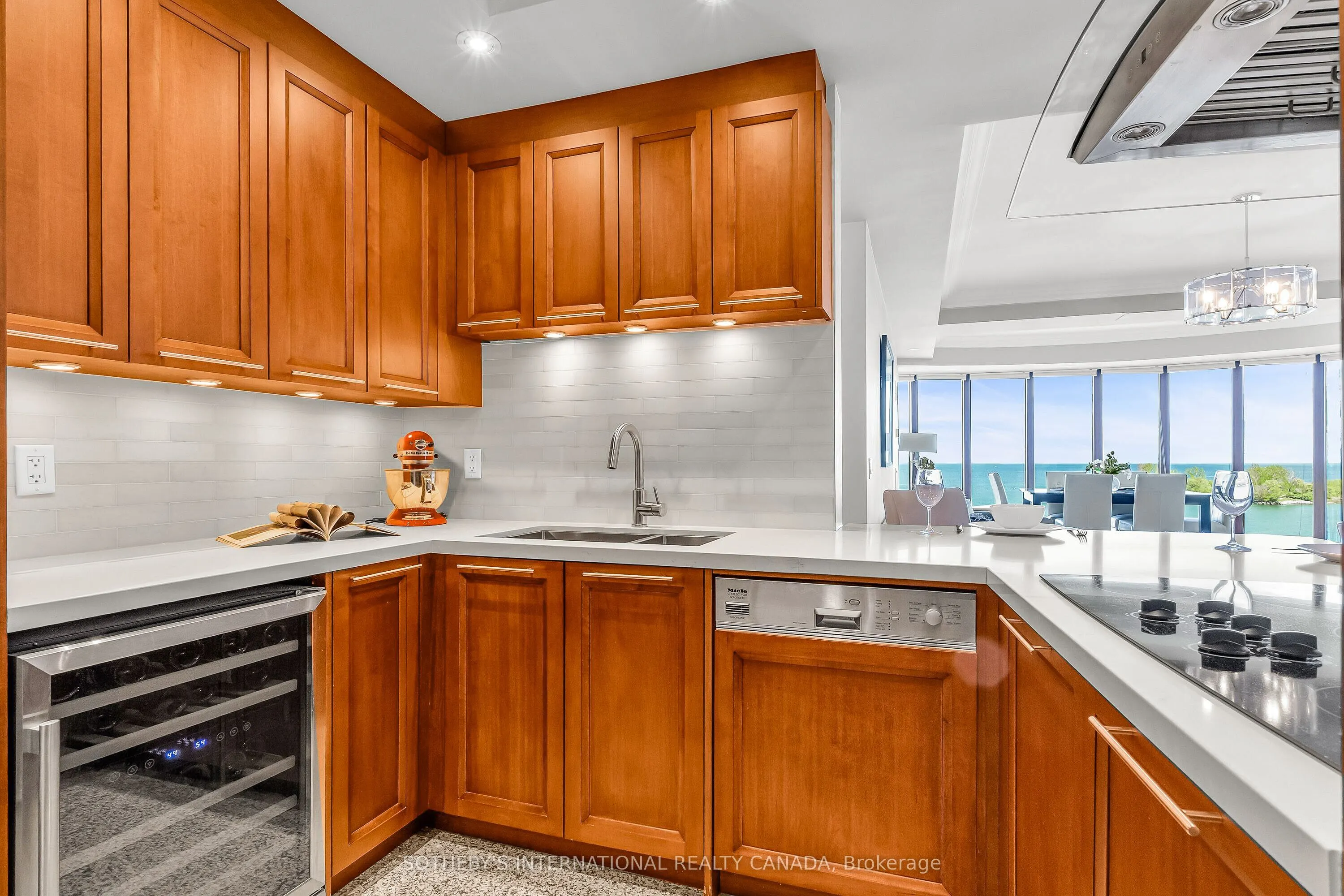 2095 Lake Shore Boulevard W, #818