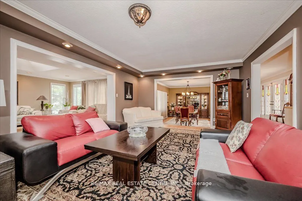 2260 Oneida Crescent