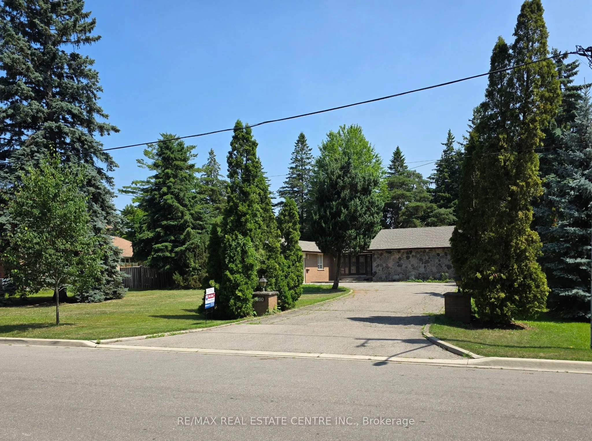 2260 Oneida Crescent