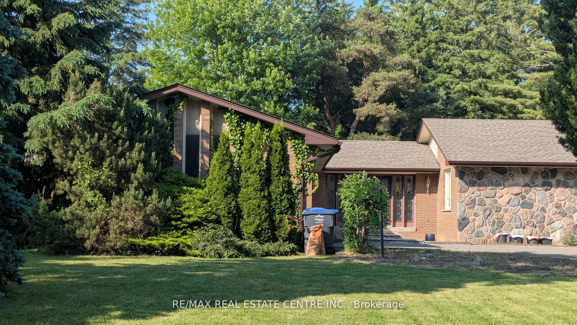 2260 Oneida Crescent