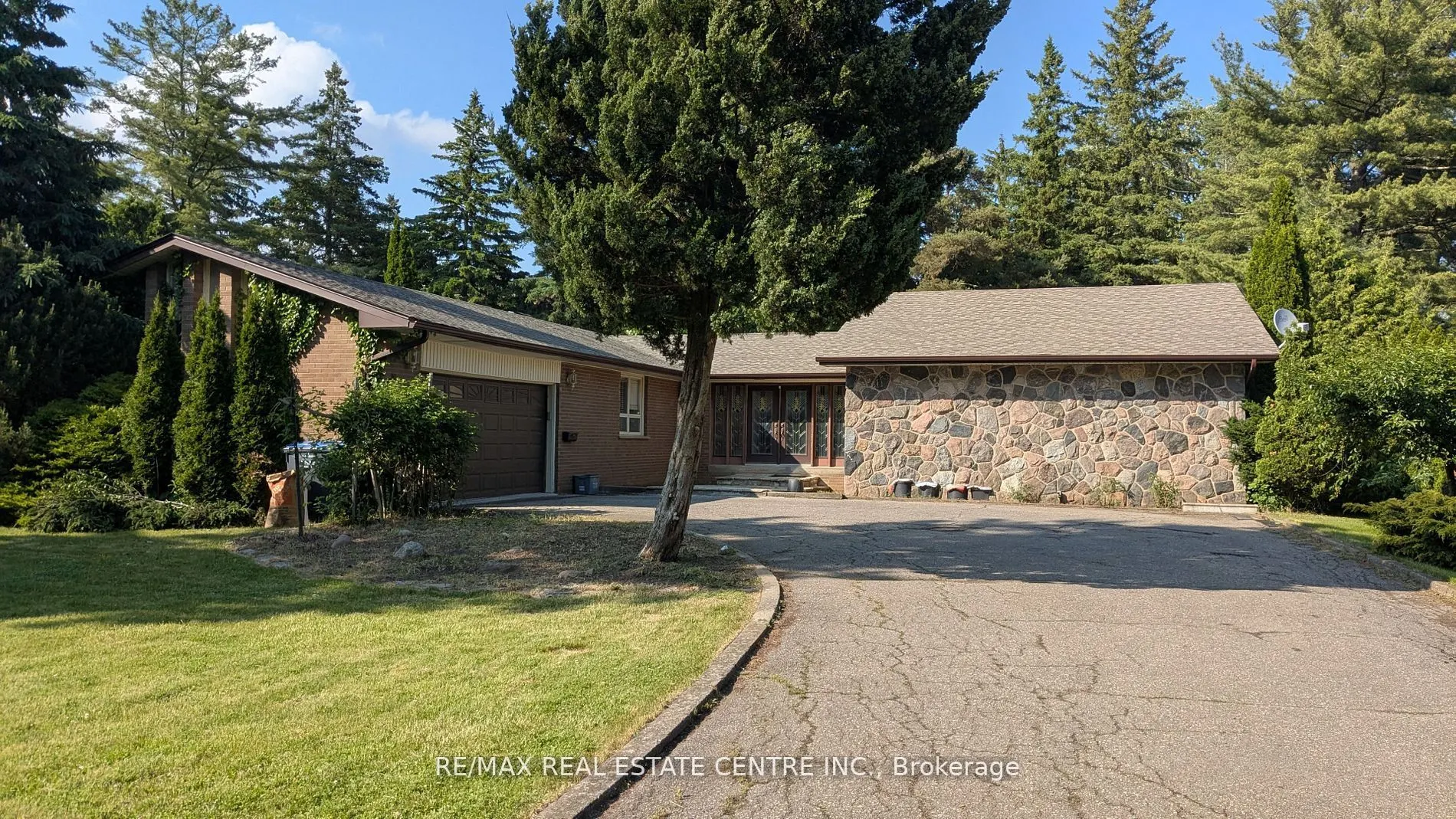 2260 Oneida Crescent