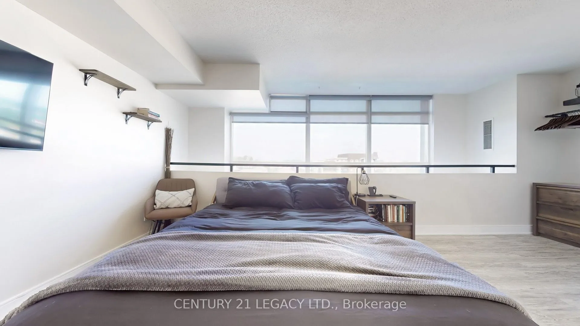 200 Manitoba Street N, #433