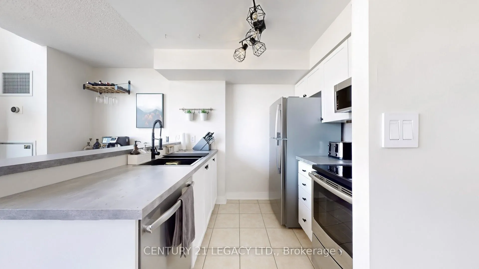 200 Manitoba Street N, #433
