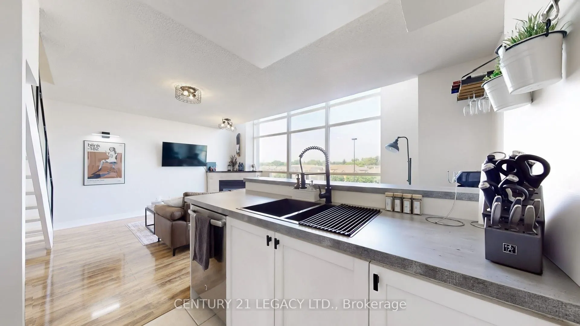 200 Manitoba Street N, #433